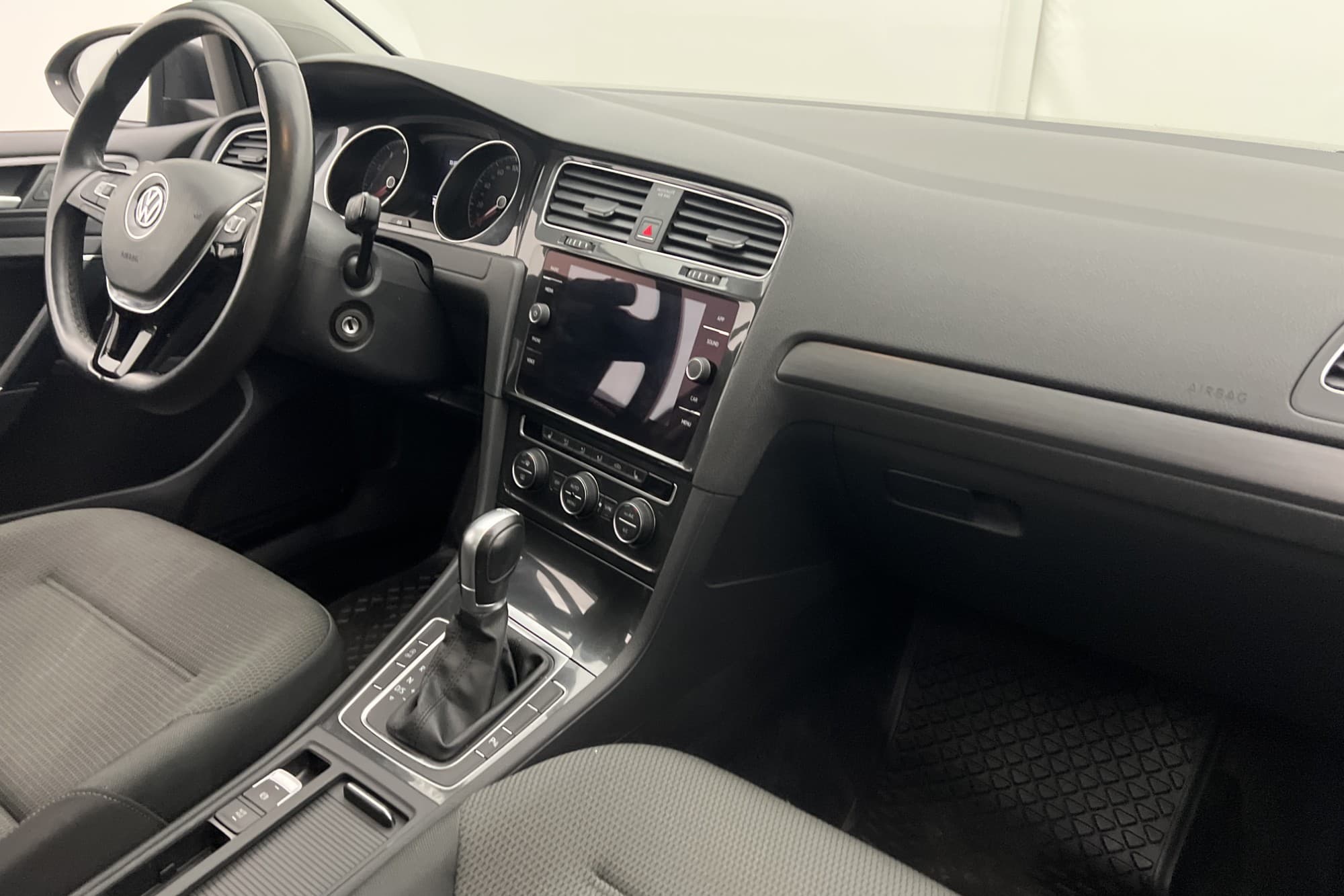 Volkswagen Golf 1.0 TSI 110hk Kamera Taklucka Drag PDC