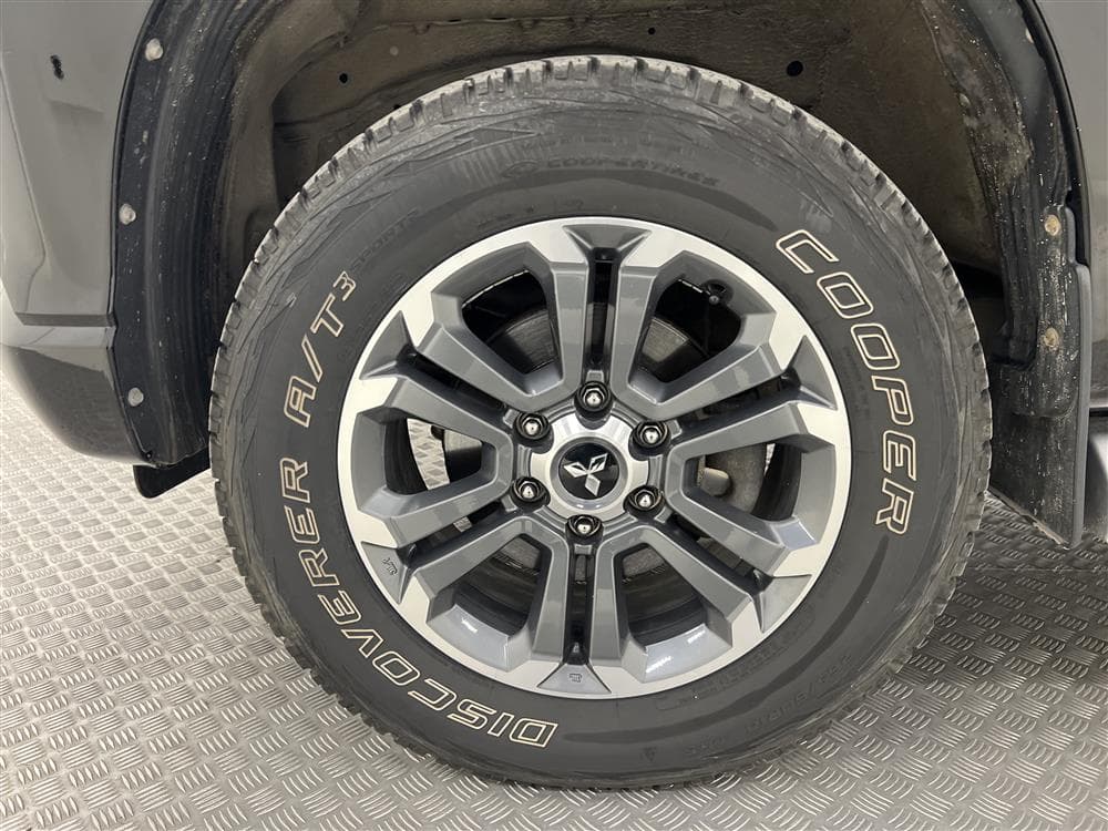 Mitsubishi L200 2.2 DI-D Aut 150hk 4x4 Premium Drag Moms interiör