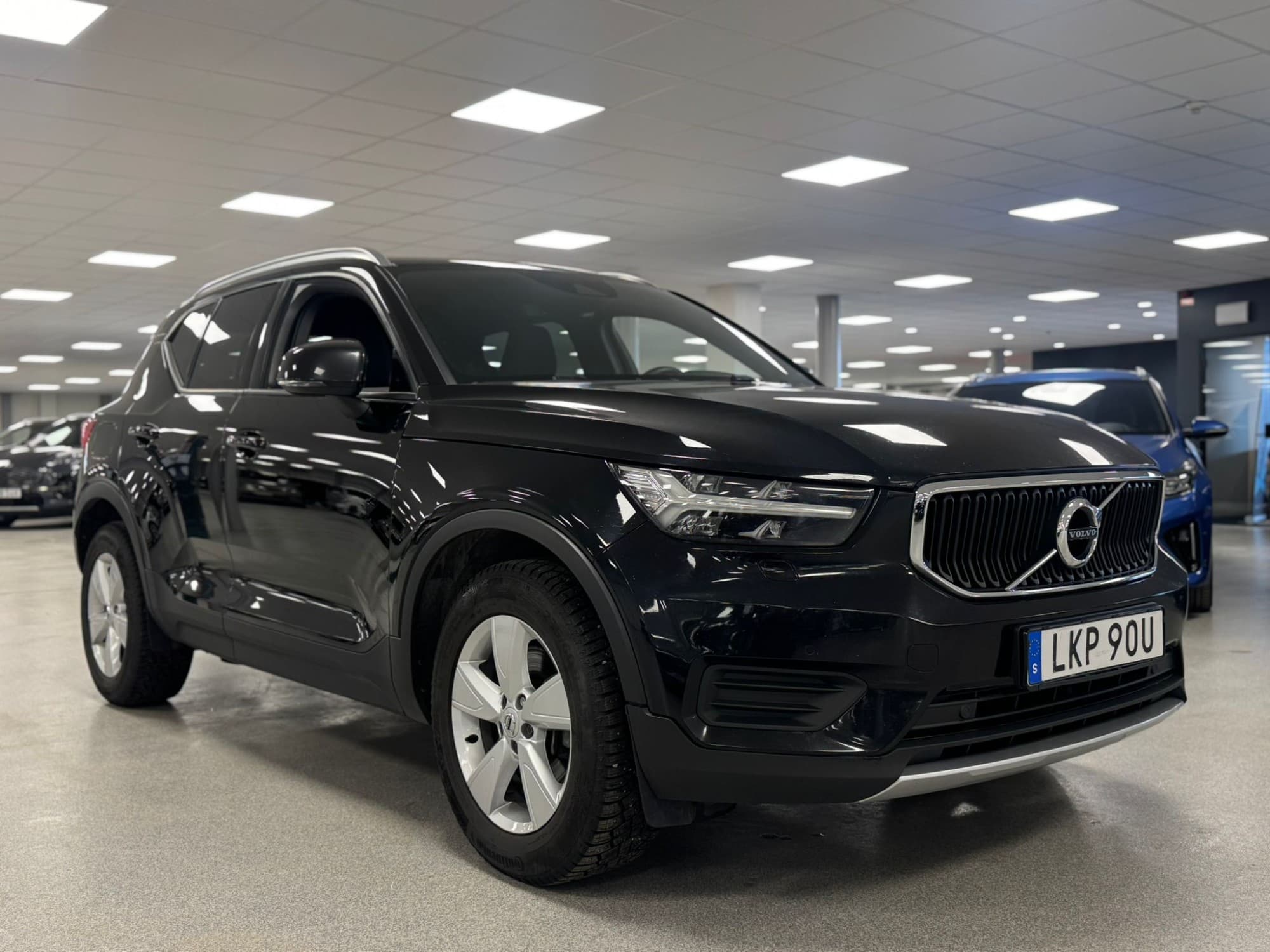 Volvo XC40 B4 197hk AWD Momentum Värmare Kamera CarPlay Drag