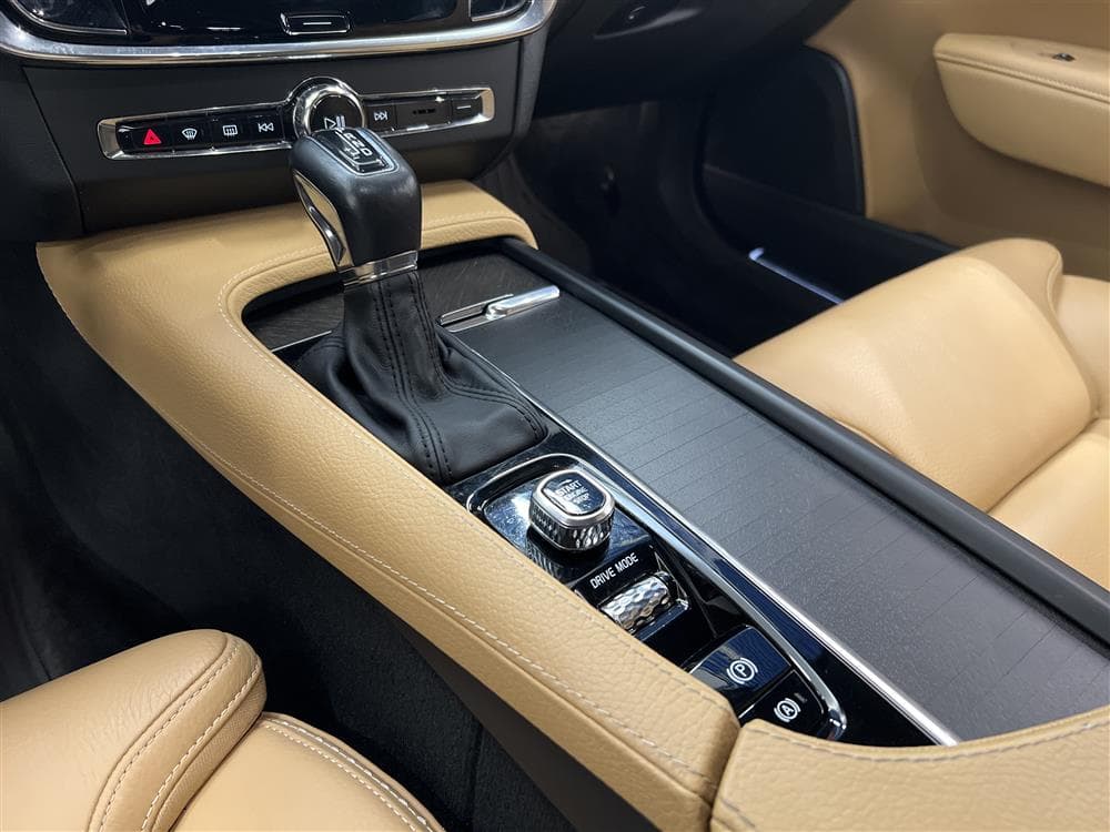 Volvo V90 D4 Cross Country AWD Pro VOC Värmare Navi HUD Drag