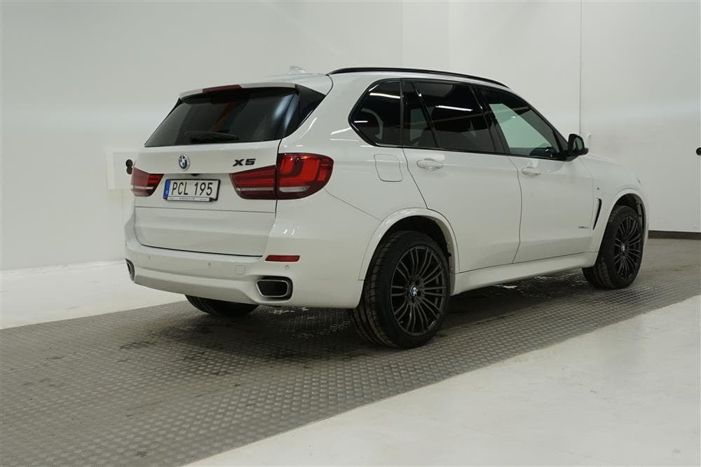 BMW X5 xDrive30d 258hk M Sport Pano DVärm Navi H/K HUD SKinnexteriör
