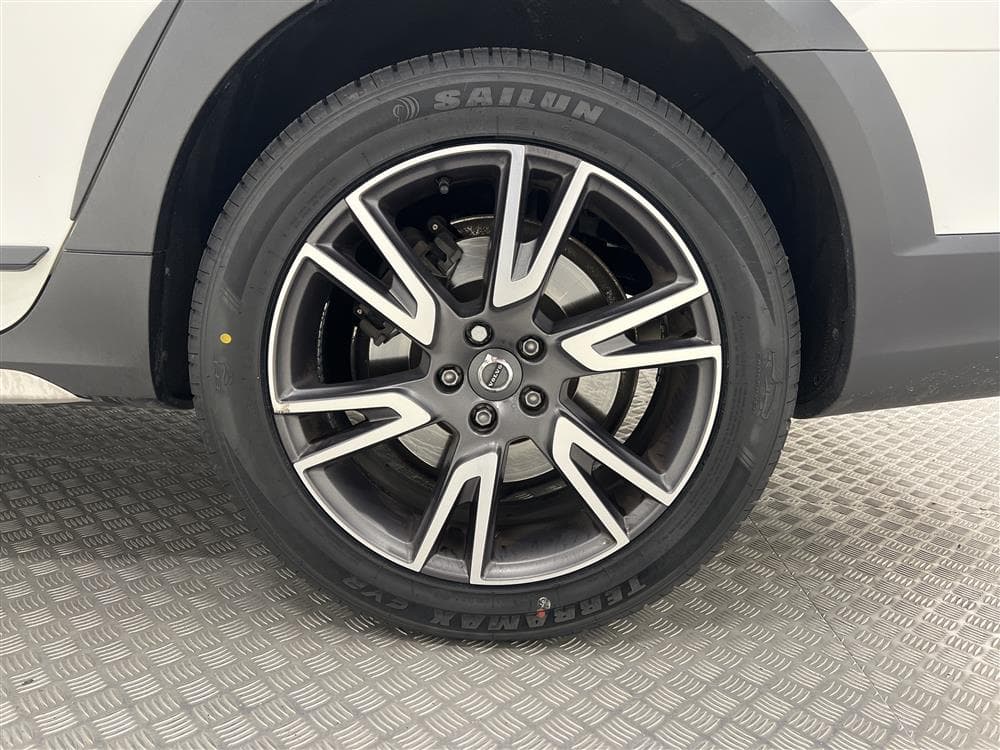Volvo V90 D4 Cross Country AWD VOC D-värm Pano H/K Bkam Momsinteriör