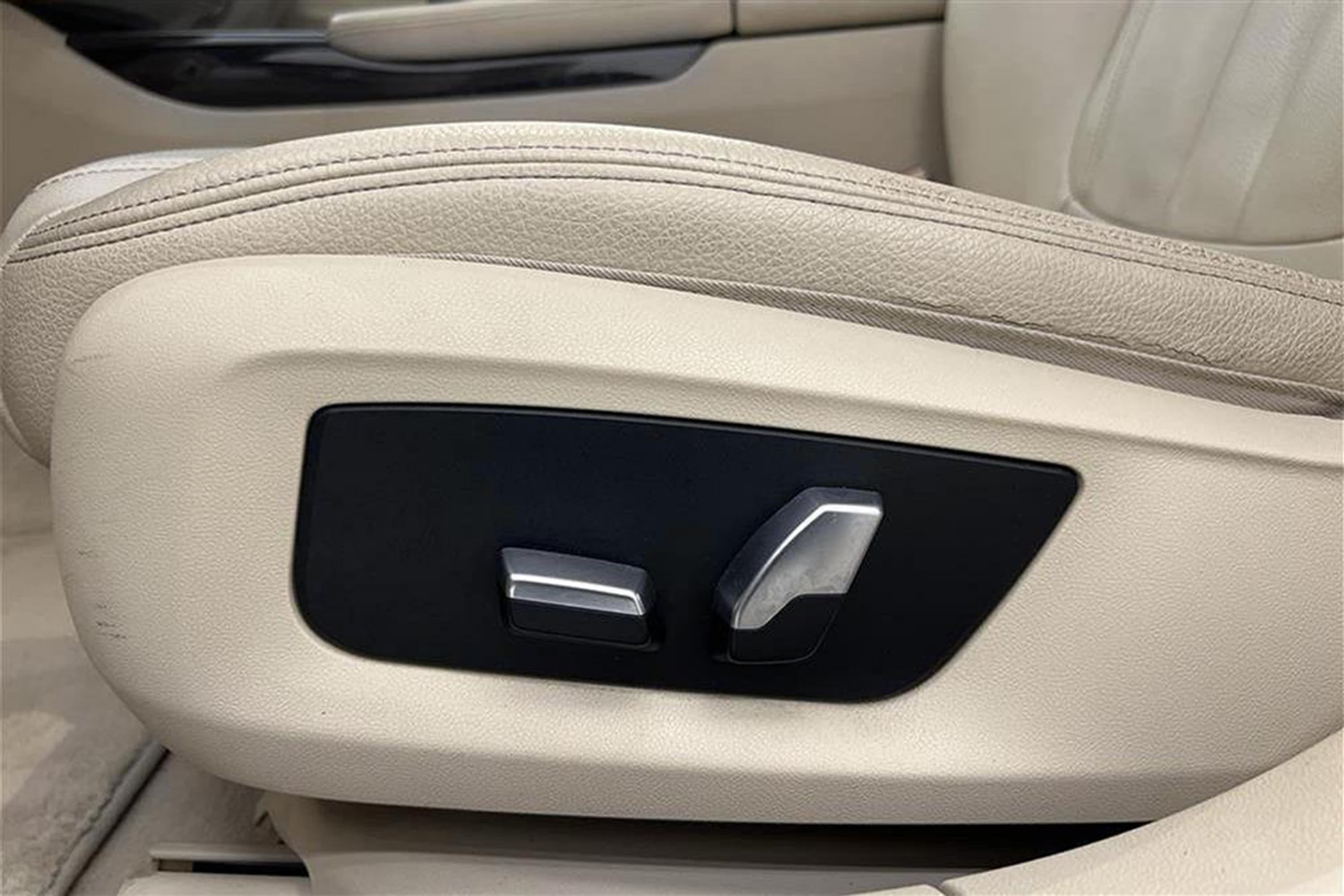 BMW 730d xDrive 265hk D-värm Skinn HiFi Navi Luftfjädringinteriör
