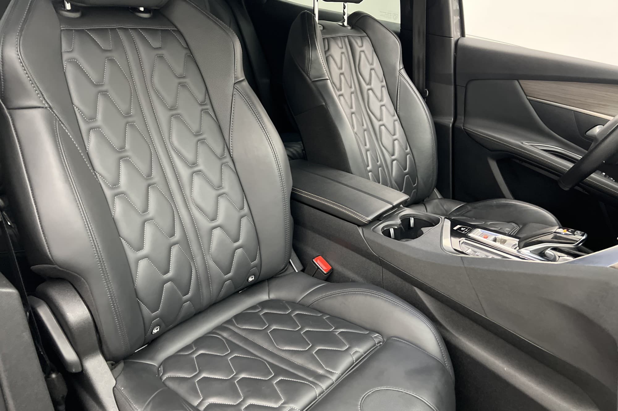 Peugeot 3008 HYBRID4 Plug-in AWD GT Kamera CarPlay Skinn