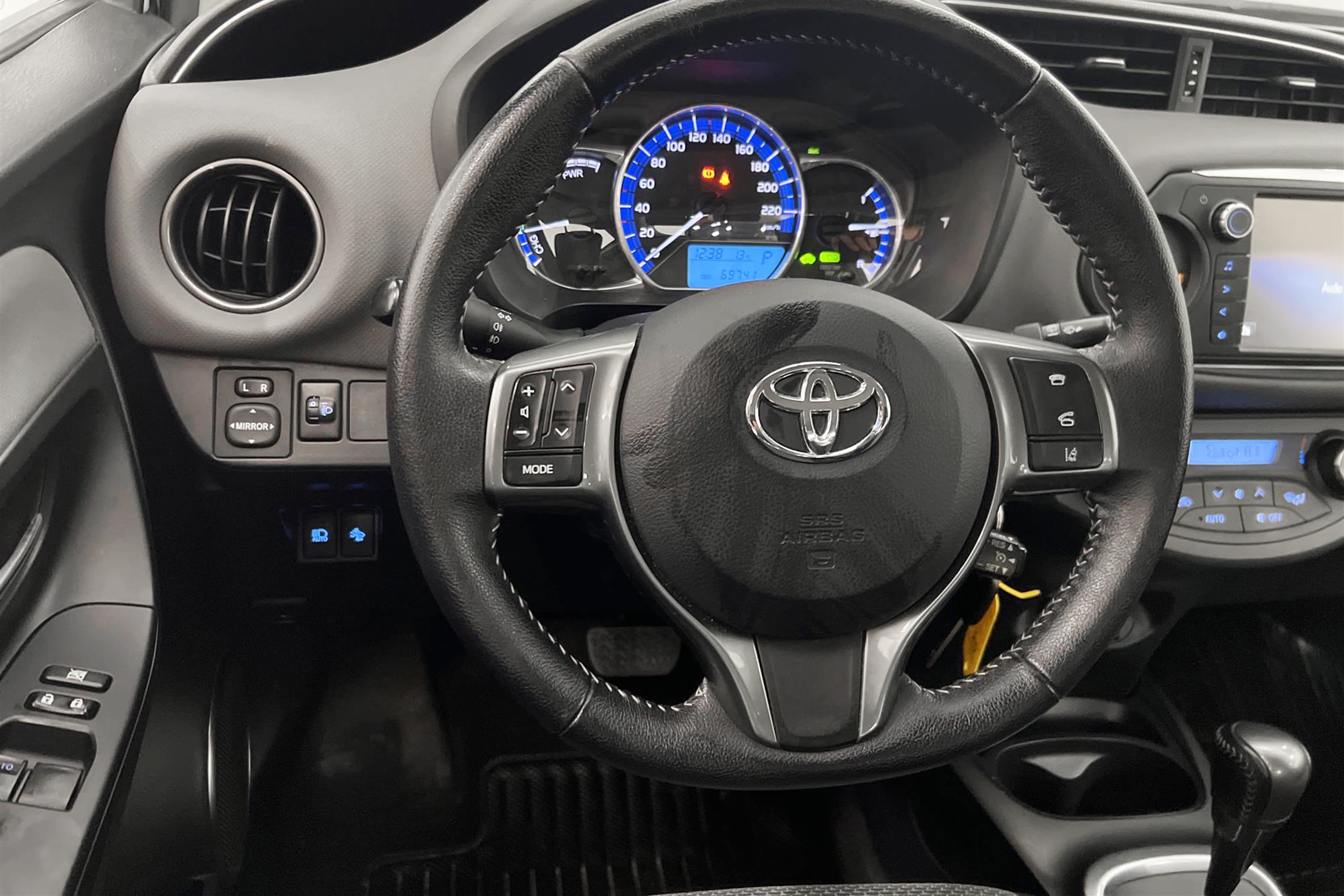 Toyota Yaris Hybrid e-CVT 101hk 2 Brukare B-Kam 360kr Skatt