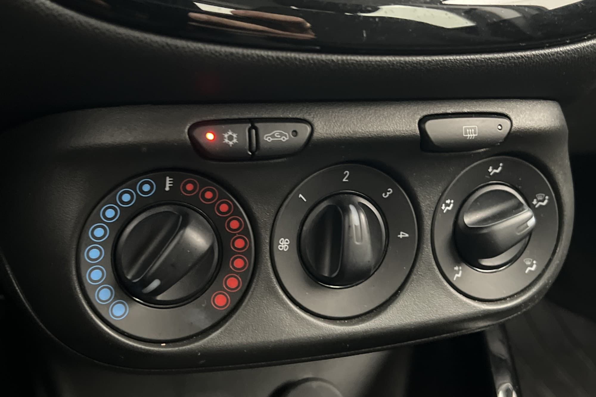Opel Corsa 5-dörrar 1.4 90hk Rattvärme Bluetooth Farthållare