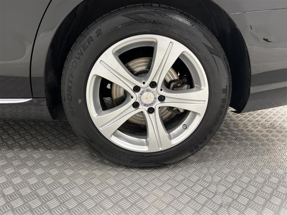 Mercedes-Benz E 220 d 4M 194hk D-värme Burmester 360° Draginteriör