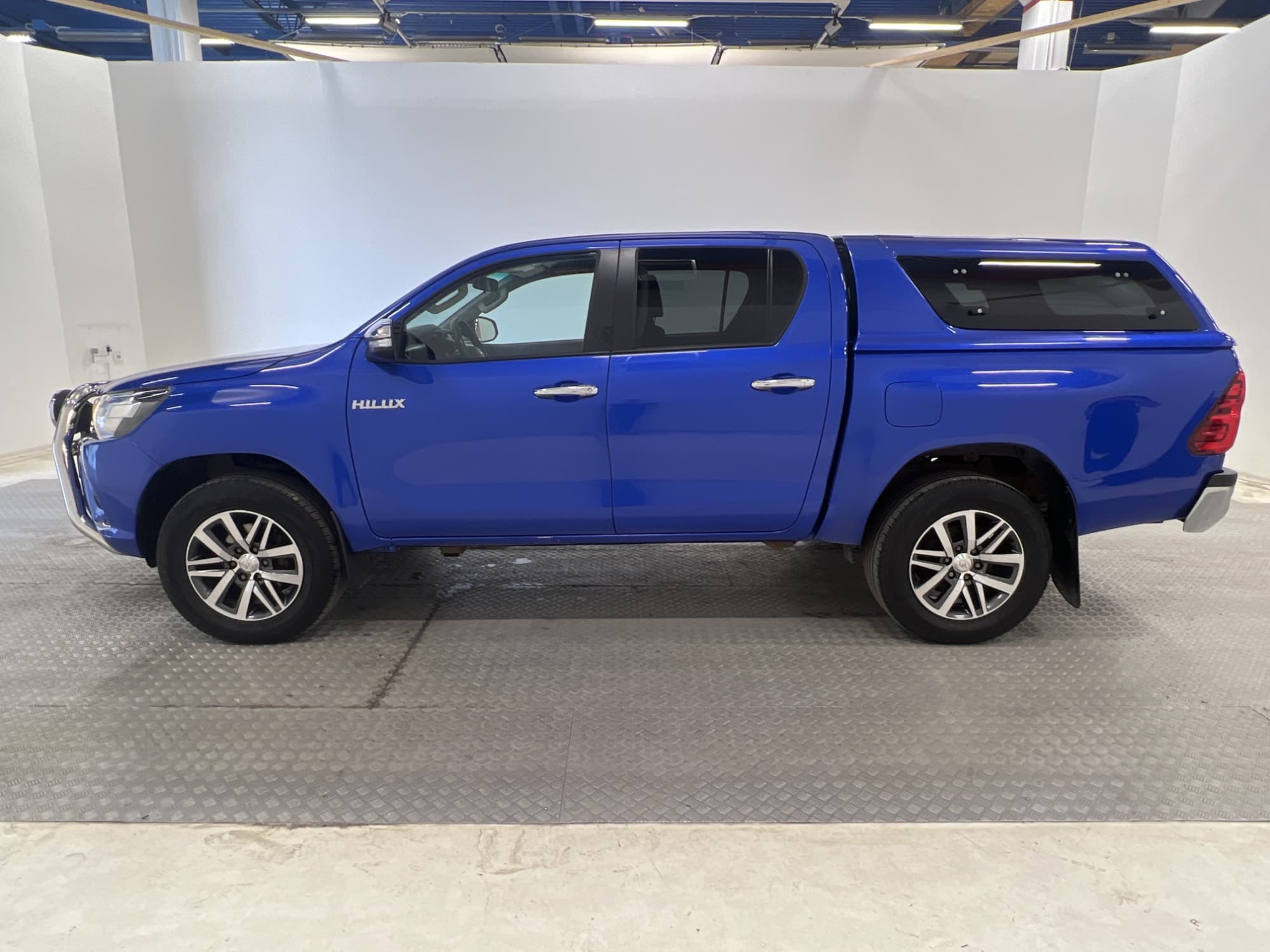Toyota Hilux 2.4 AWD Diff B-Kamera Nyservad Värmare Moms