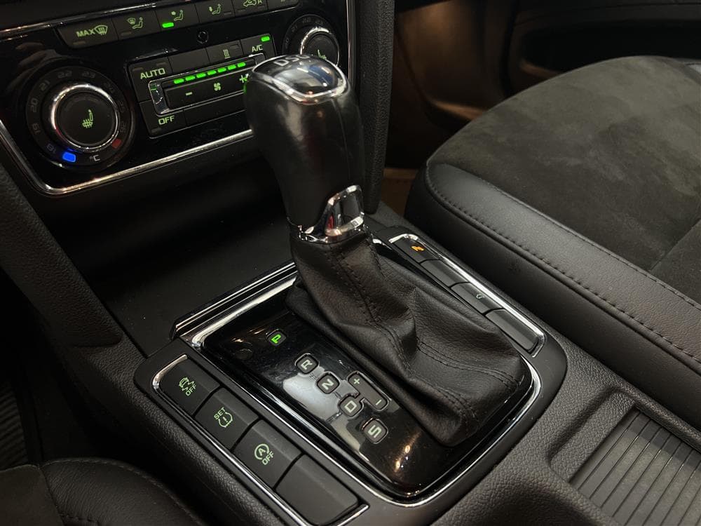 Skoda Superb 2.0 TDI 170hk Värmare Navi Drag 0,54l/milinteriör
