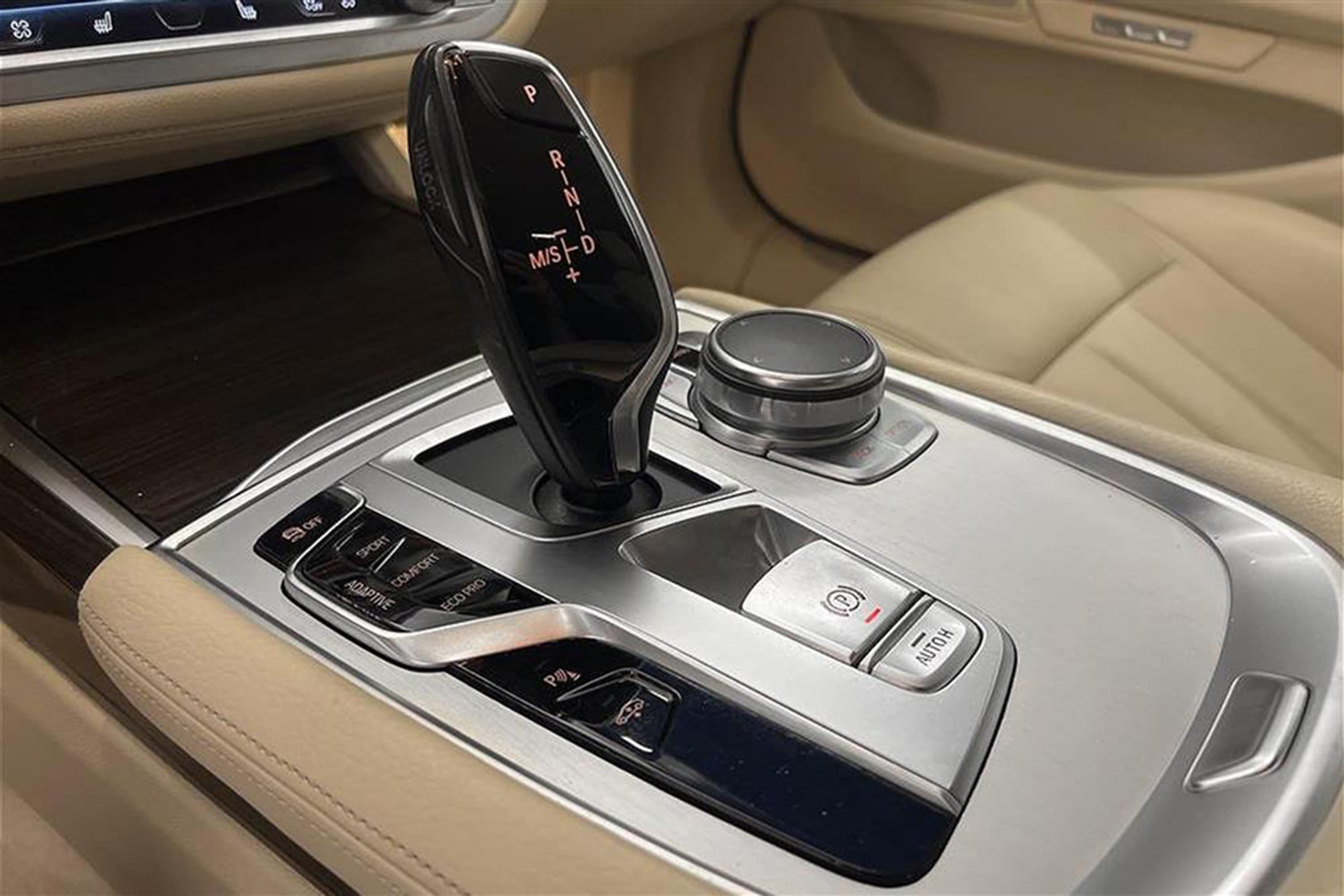 BMW 730d xDrive 265hk D-värm Skinn HiFi Navi Luftfjädringinteriör