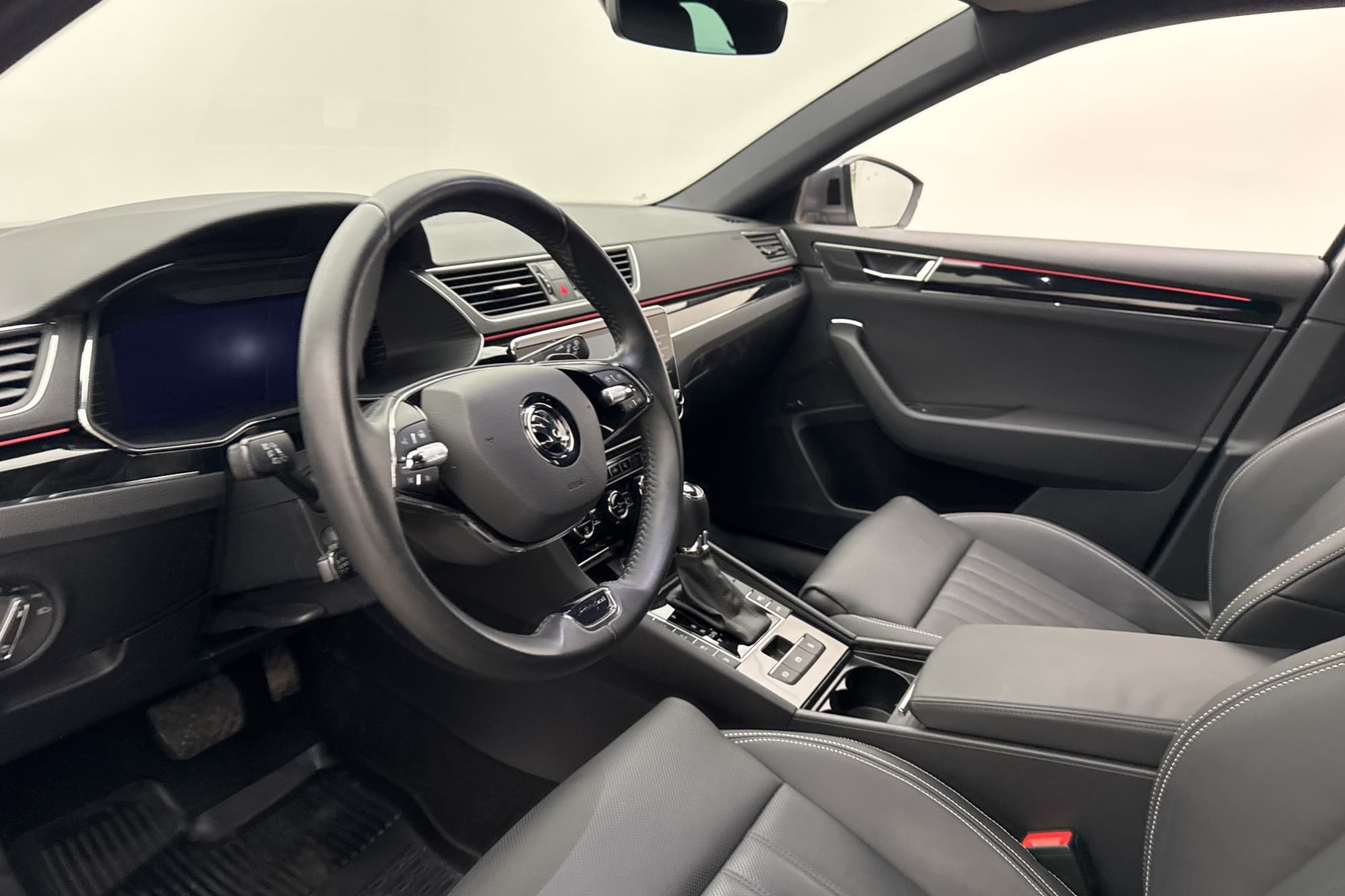 Skoda Superb Kombi iV L&K Cockpit Värmare 360° Canton Drag