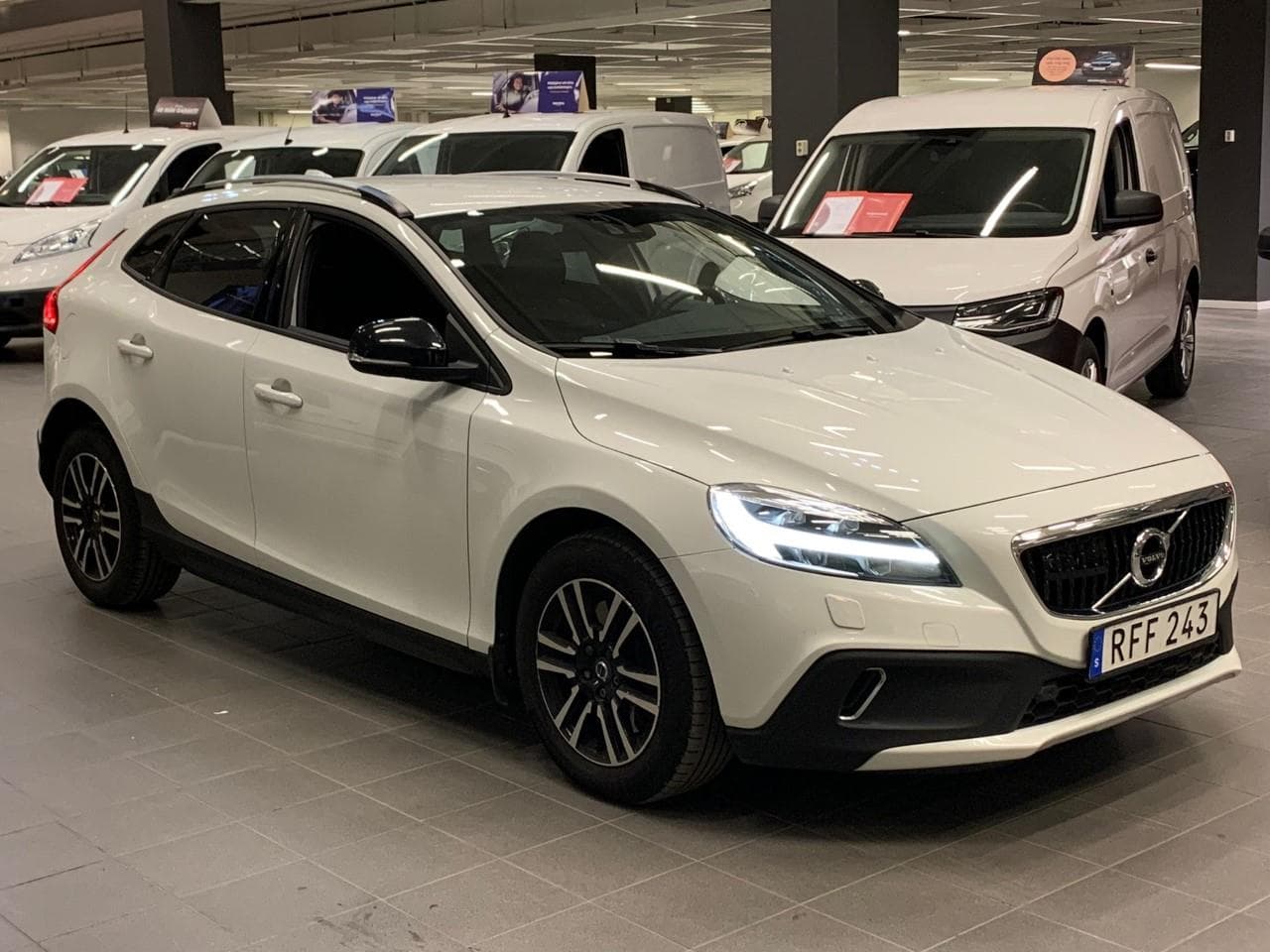 Volvo V40 Cross Country D2 Aut 120hk Momentum Värmare VOC