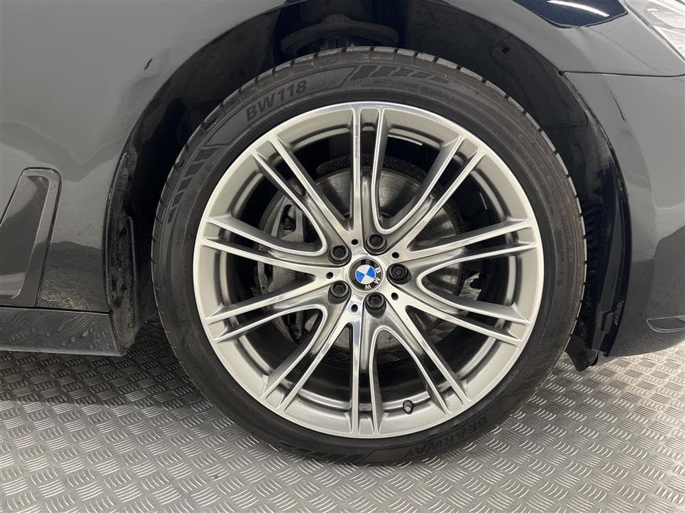 BMW 730d xDrive 265hk D-värm Skinn HiFi Navi Luftfjädringinteriör