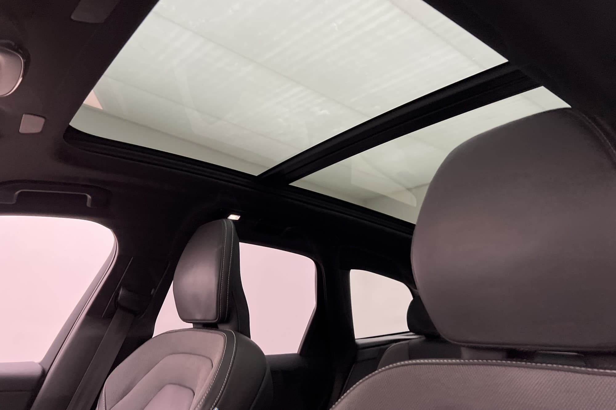 Volvo XC60 Recharge T8 AWD R Design B&W Pano HUD Luft Drag