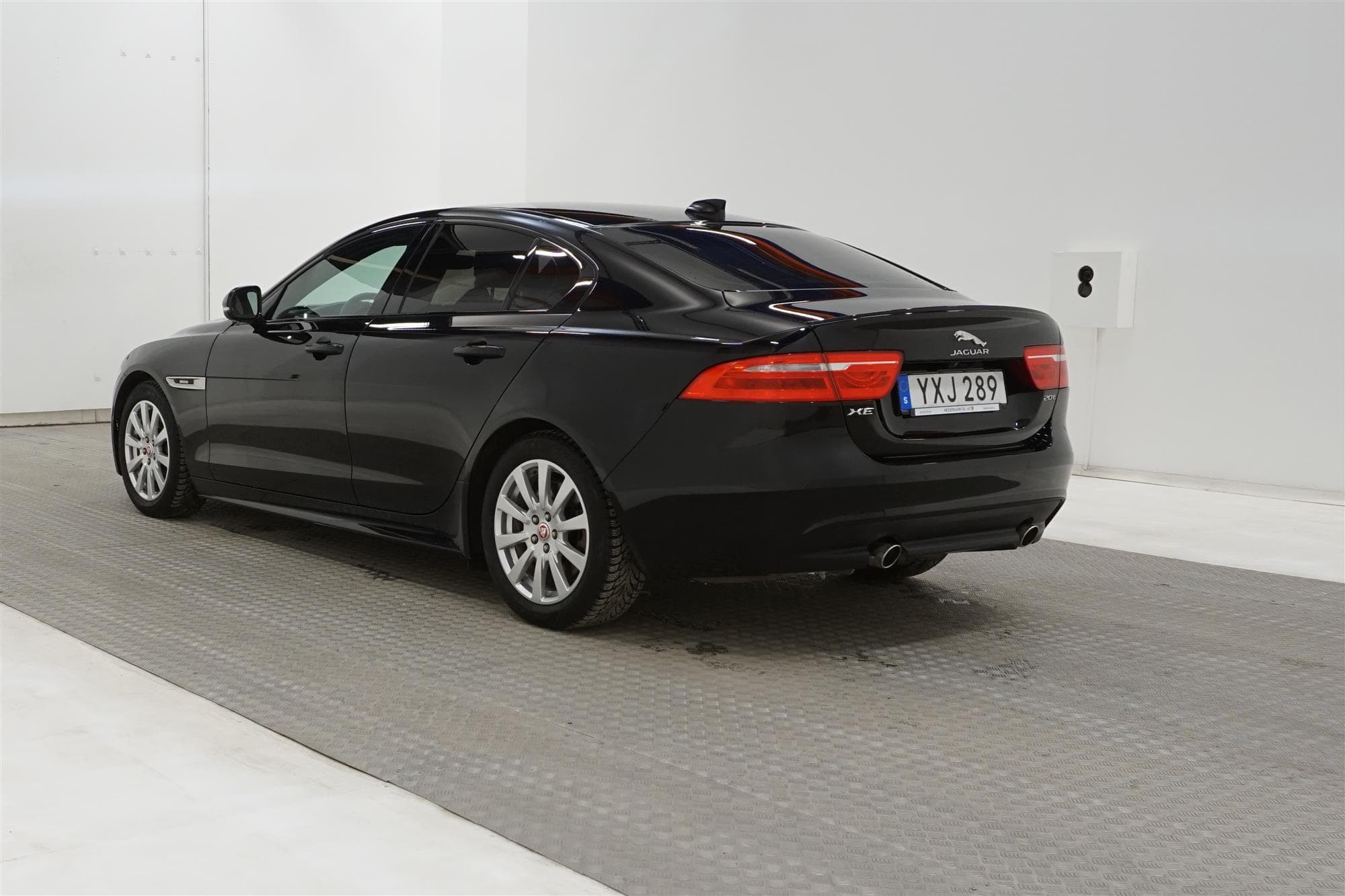 Jaguar  XE 20t 200hk R-Sport Carplay Navi B-Kam Låg Skatt