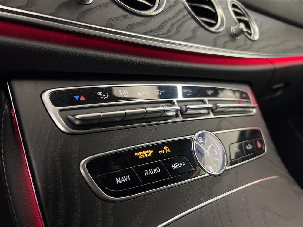 Mercedes-Benz E 220 d 194hk AMG Widescreen D-Värm Drag B-kaminteriör