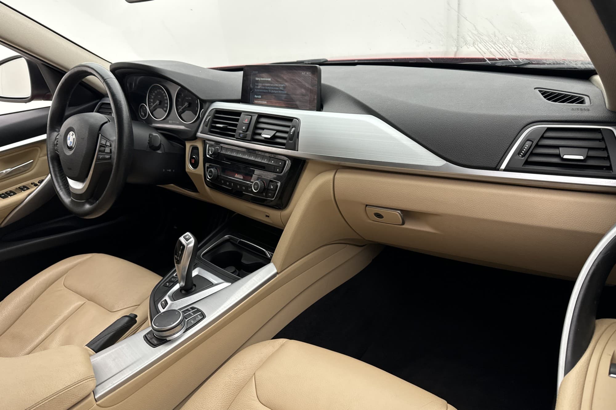BMW 330e 252hk Luxury Line Surround Navi Skinn Adap-LED