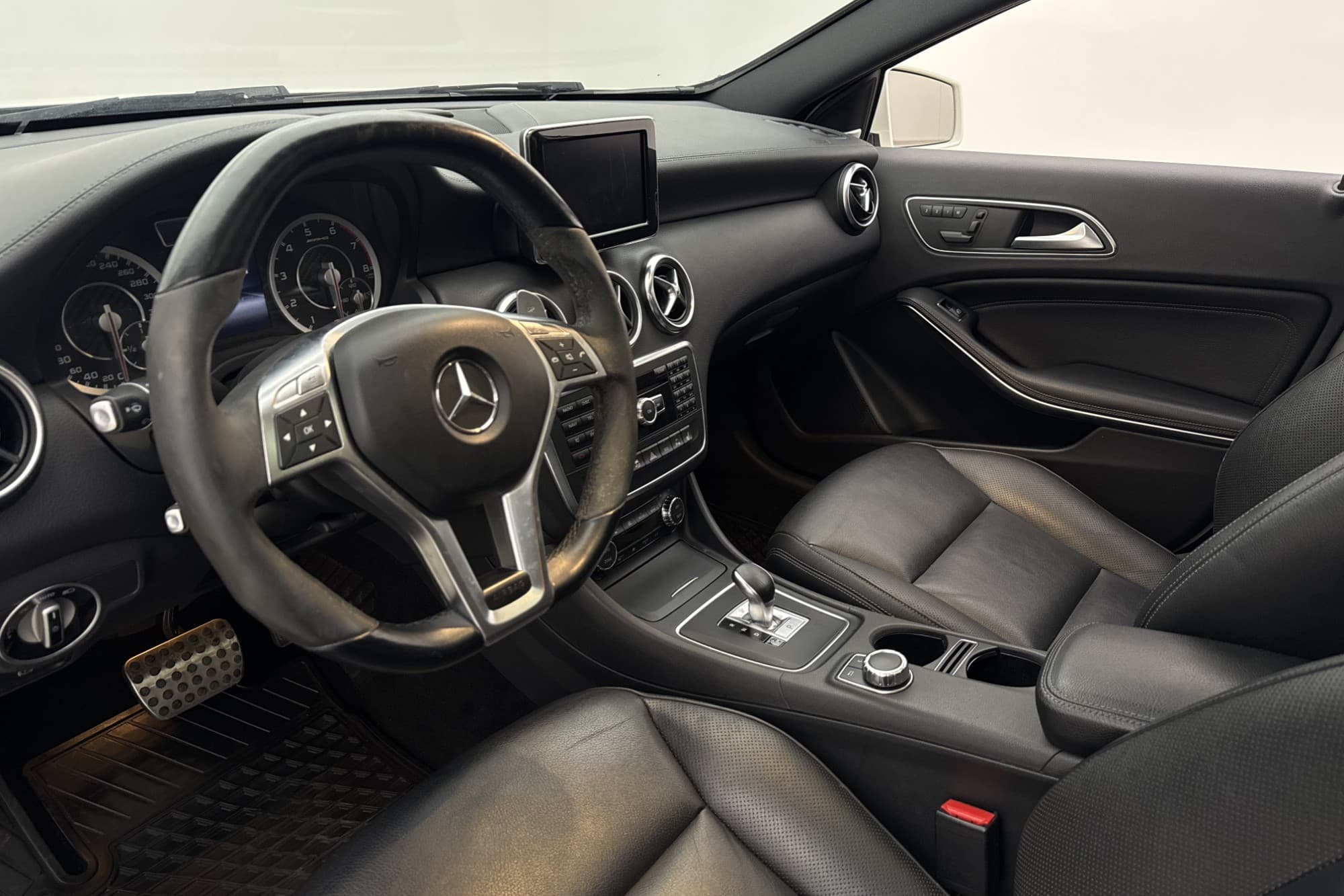 Mercedes-Benz AMG A 45 4M 360hk Panorama H/K Navi Elstolar