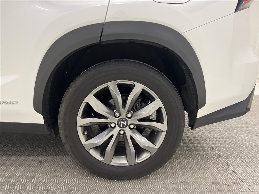 Lexus NX 300h 2.5 E-CVT 197hk AWD F Sport Skinn Navi B-Kaminteriör