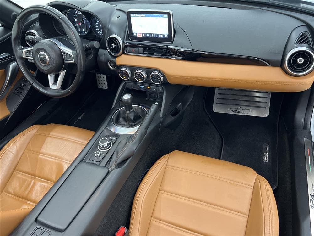 Fiat 124 Spider 1.4 "Abarth" Navi Skinn B-kamerainteriör
