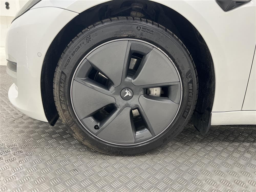 Tesla Model 3 Long Range AWD 440hk Svensksåld Premiuminteriör