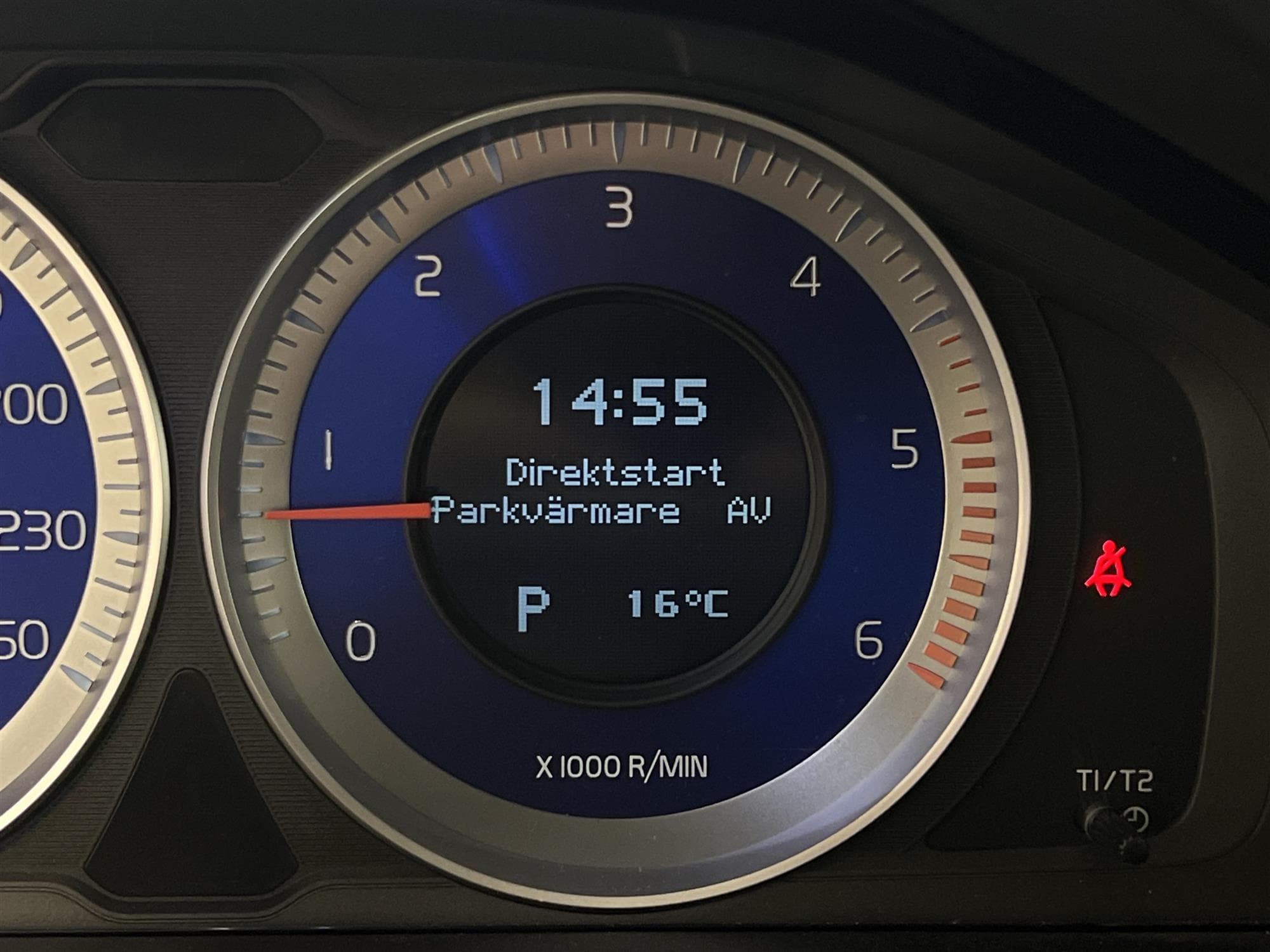 Volvo XC60 D4 AWD 163hk R Design Voc D-Värm Pano Navi BLIS