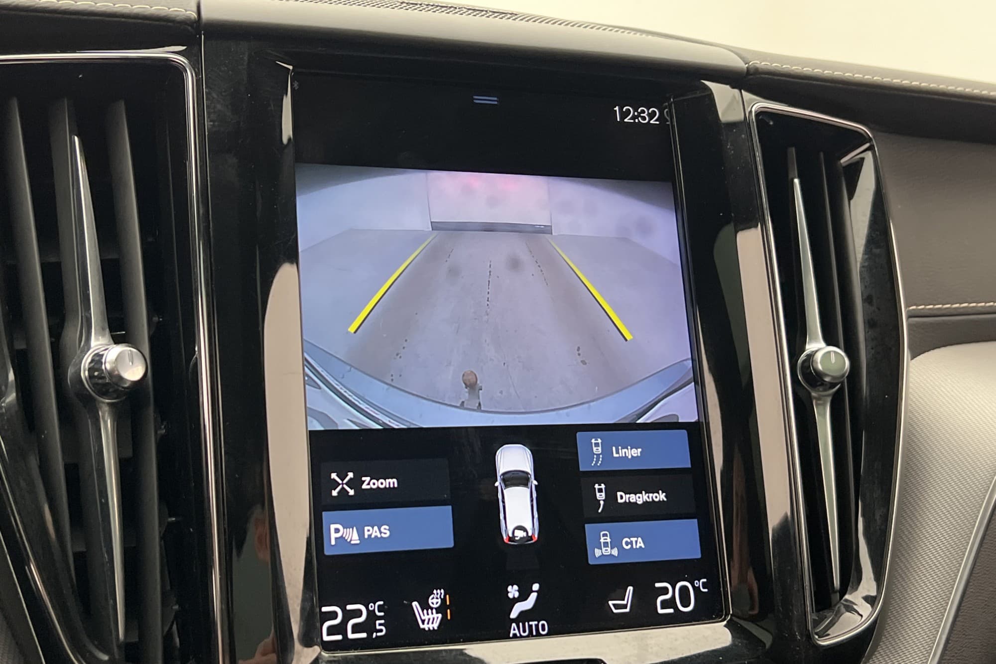Volvo XC60 T6 AWD R-Design Pano VOC Värmare H/K Drag MOMS