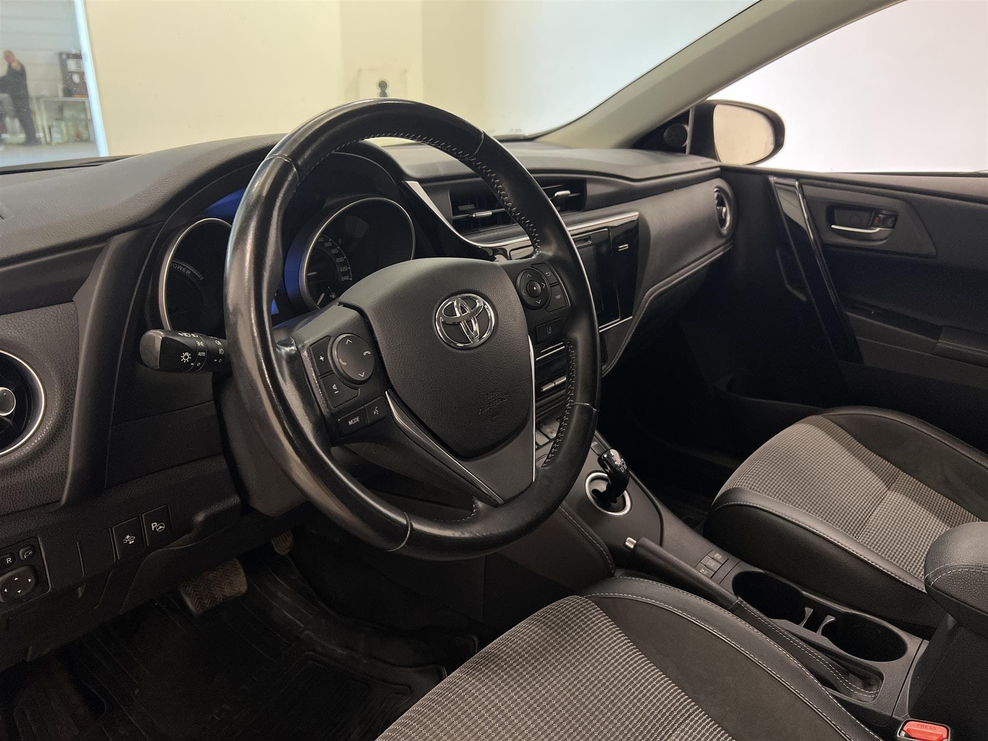 Toyota Auris TS Hybrid e-CVT 136hk 2 Brukare M&K-Värm B-Kam