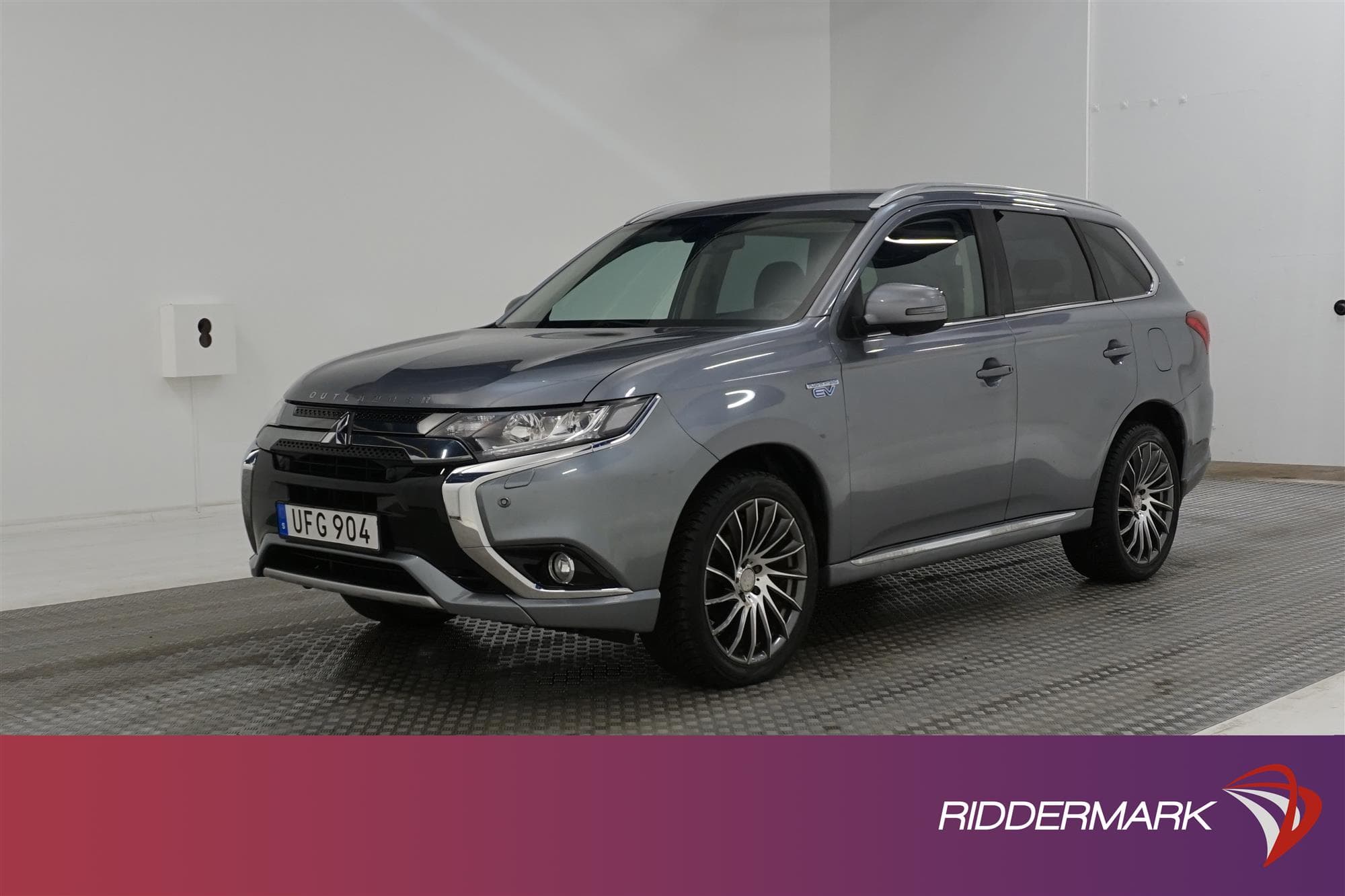 Mitsubishi Outlander PHEV 4WD 203hk Business Navi 360* Skinn