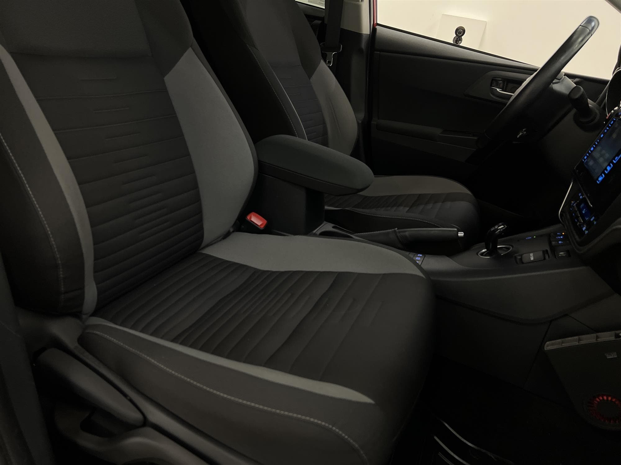 Toyota  Auris Hybrid e-CVT 136hk   B-Kam Låg Skatt 0,39L/mil