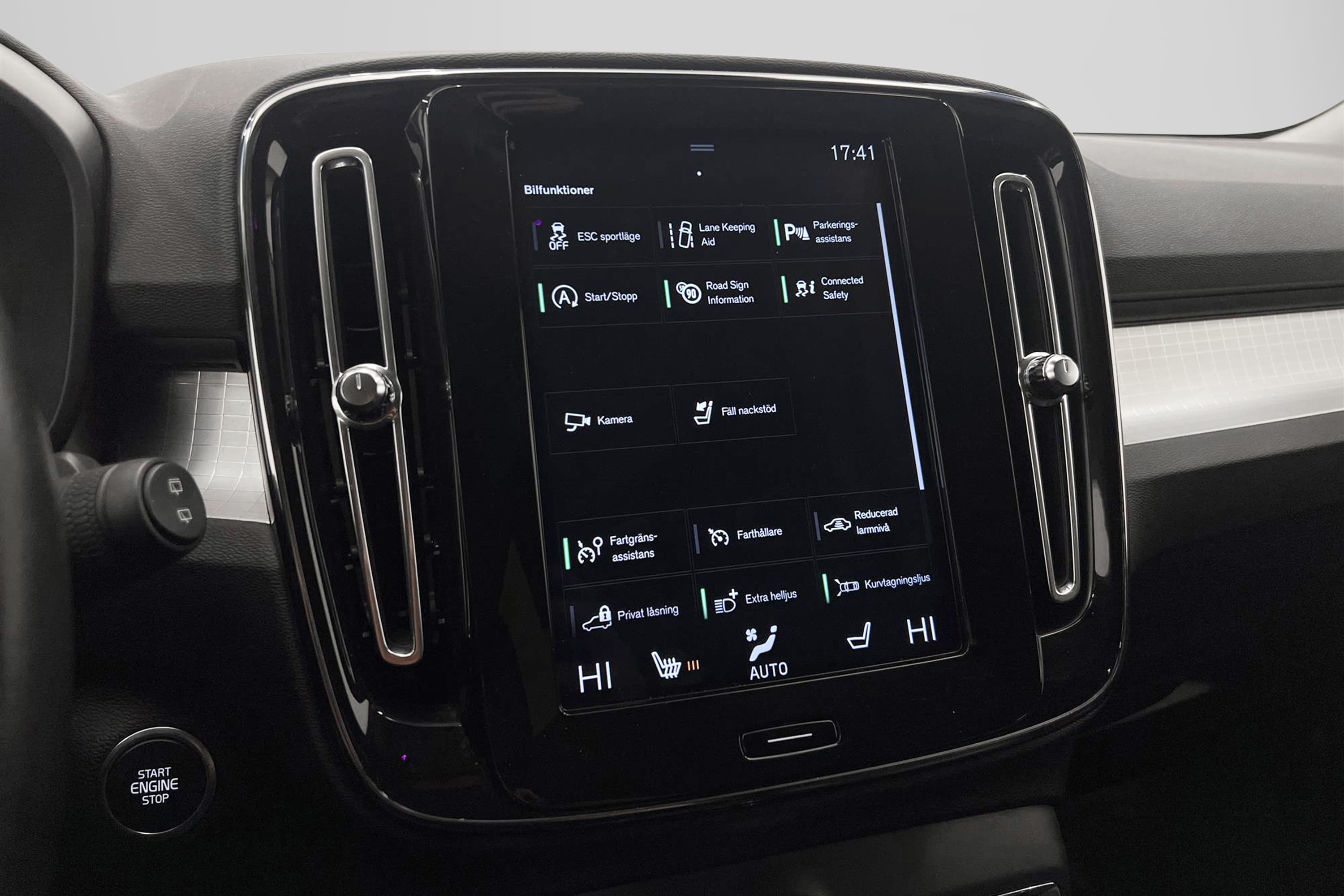 Volvo XC40 D3 150hk Momentum VOC Värmare Kamera Skinn Naviinteriör