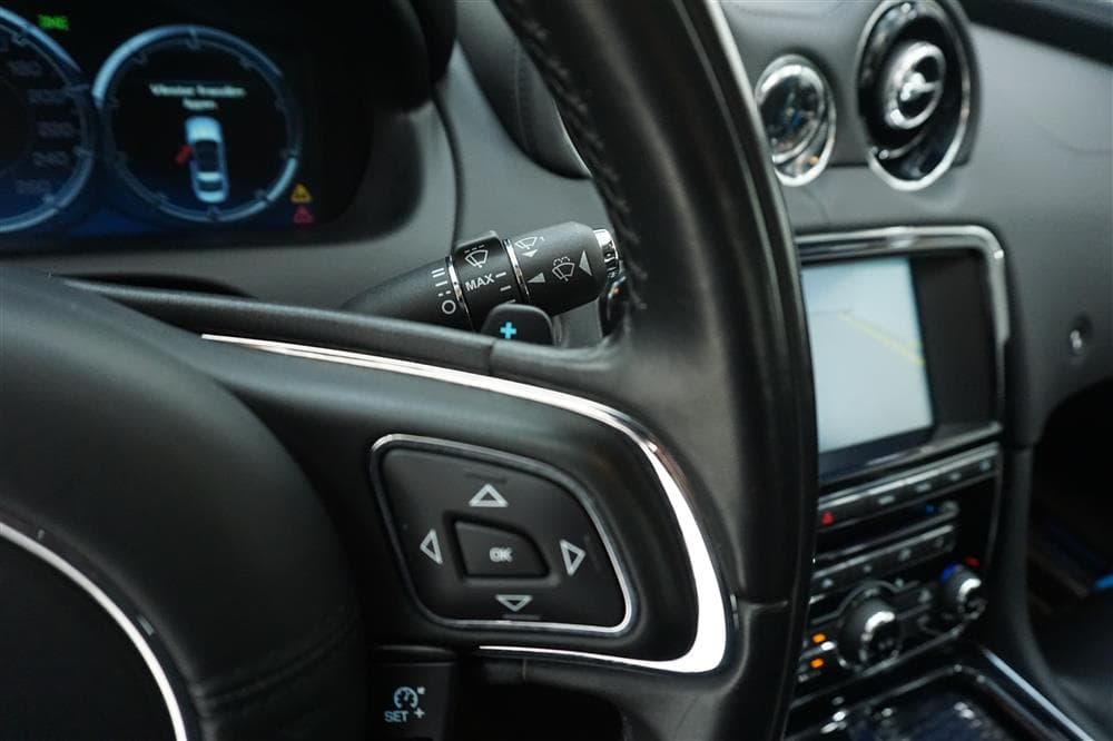 Jaguar XJ 3.0 D 275hk Premium Luxury Pano Navi Backkamerainteriör