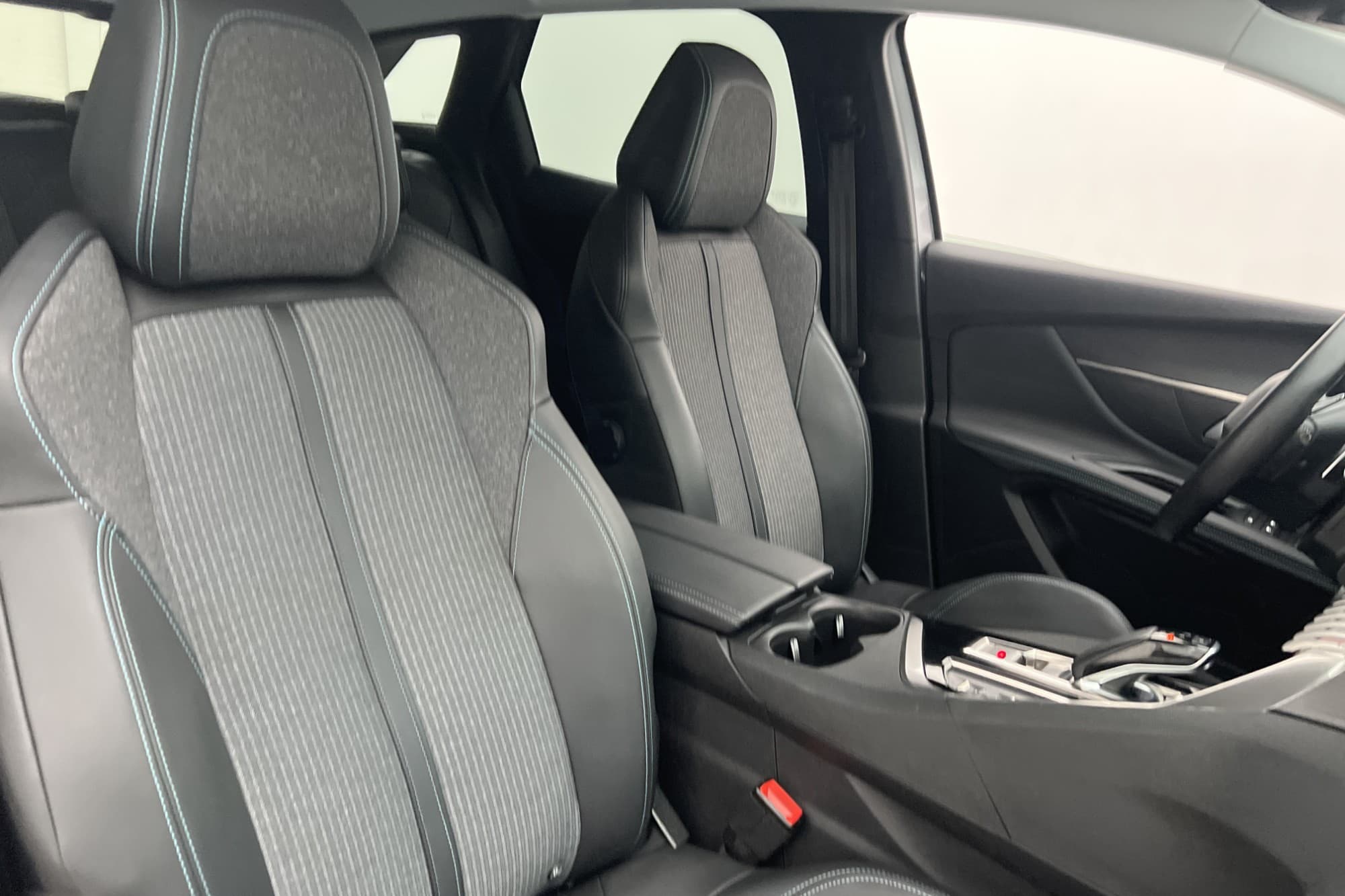 Peugeot 3008 HYBRID 225hk Allure Kamera CarPlay Halvskinn