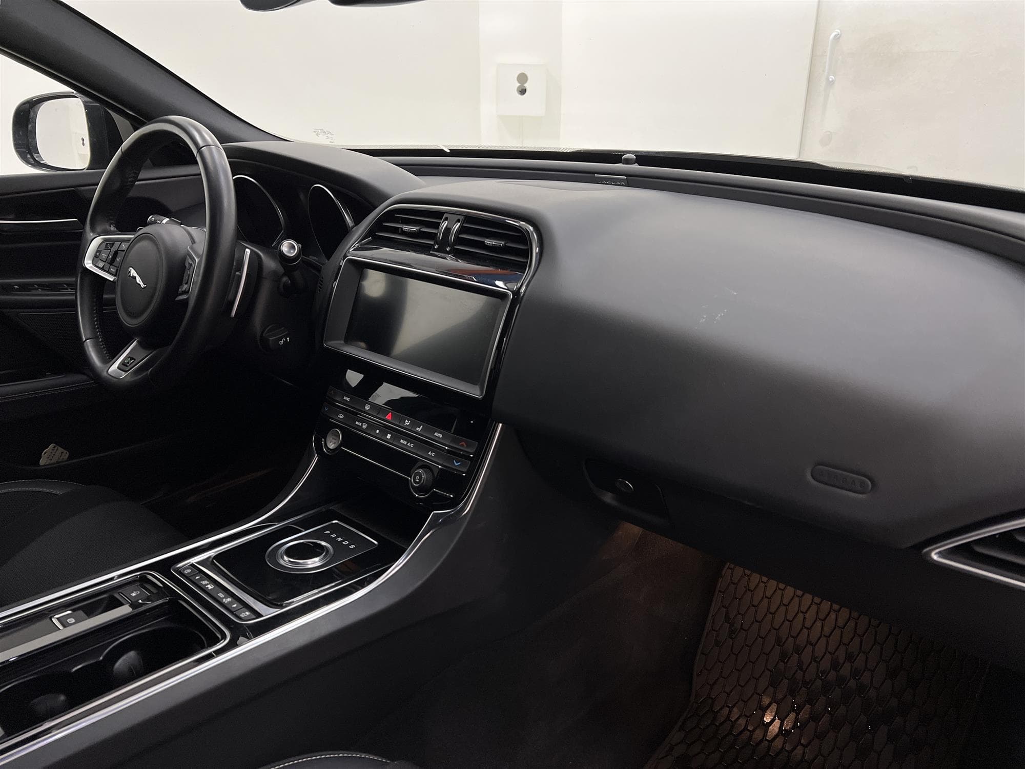 Jaguar  XE 20t 200hk R-Sport Carplay Navi B-Kam Låg Skatt