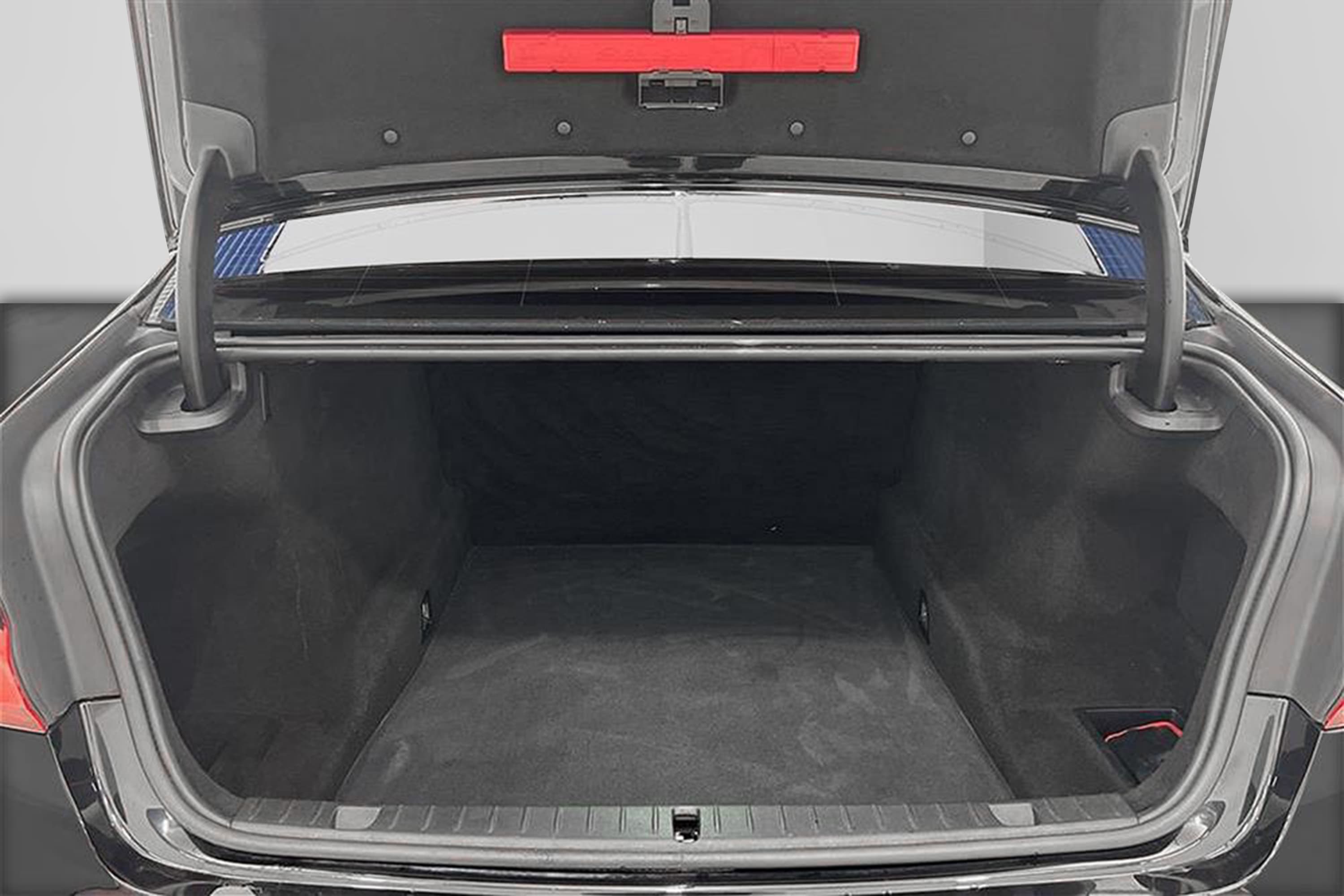 BMW 730d xDrive 265hk D-värm Skinn HiFi Navi Luftfjädringinteriör
