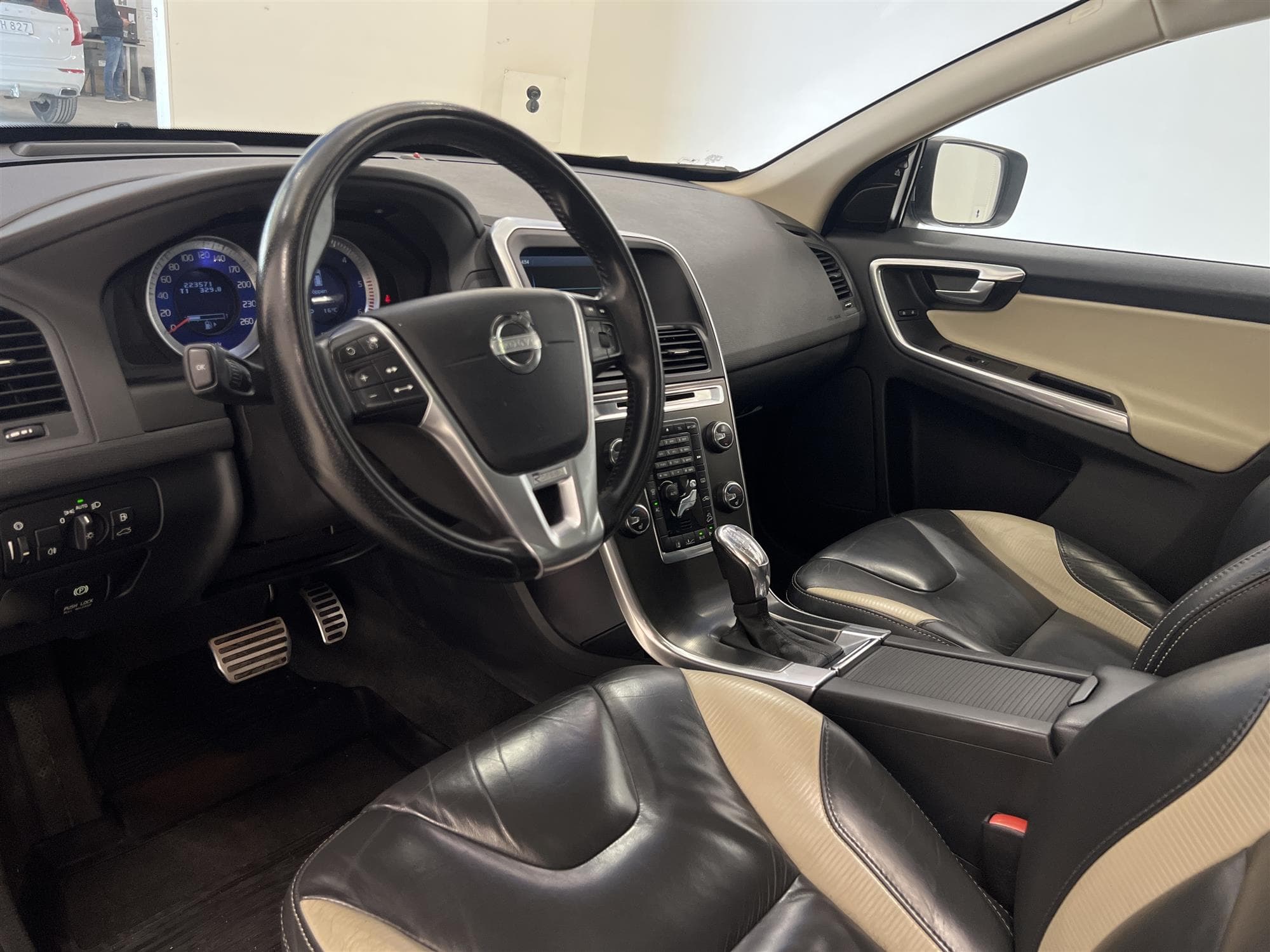 Volvo XC60 D4 AWD 163hk R Design Voc D-Värm Pano Navi BLIS