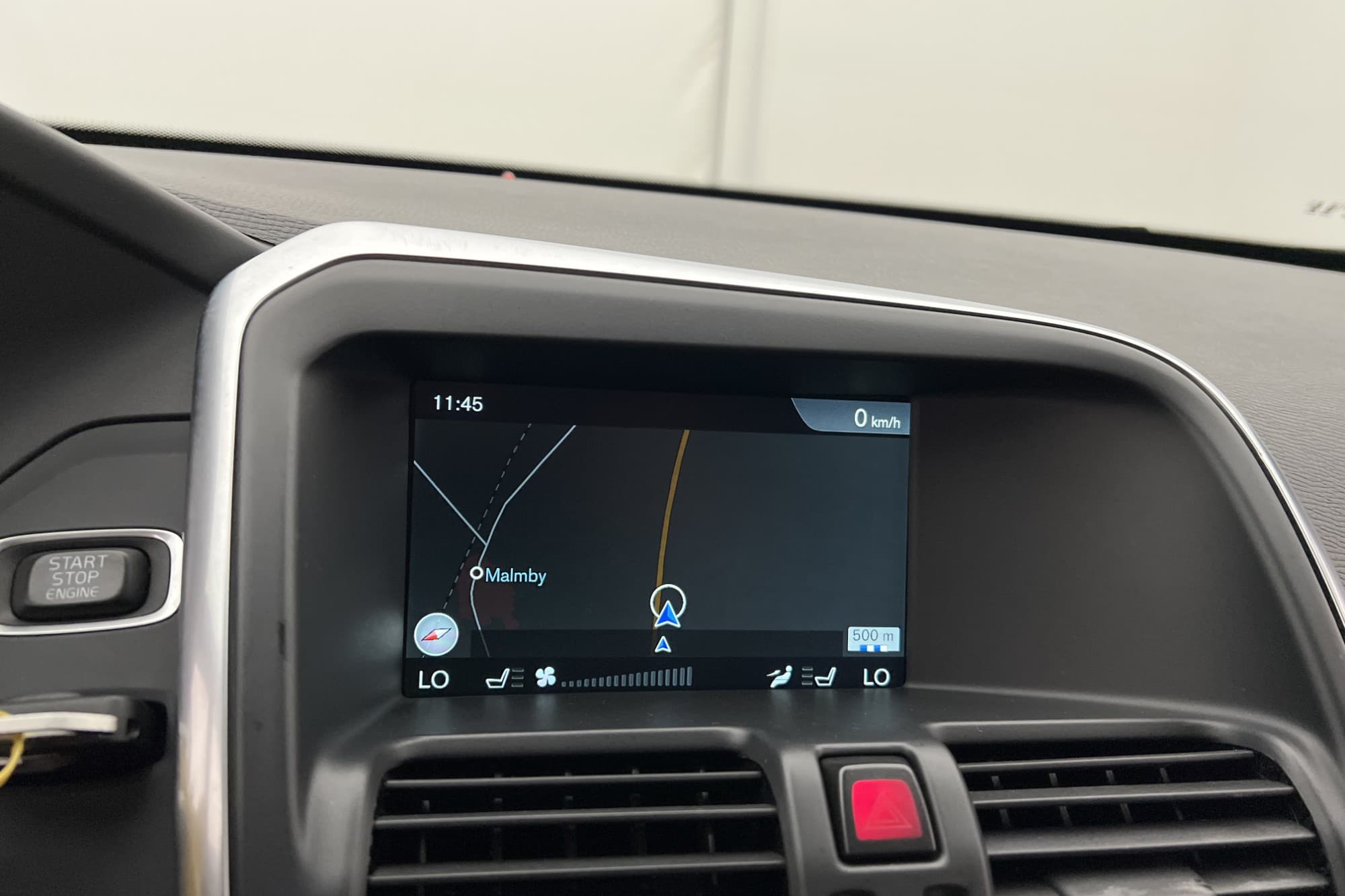 Volvo XC60 D4 AWD 190hk R-Design Pano D-Värm Skinn Drag Navi
