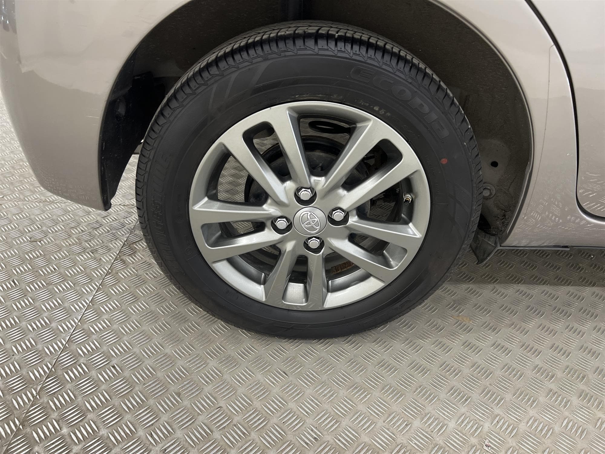 Toyota Yaris 1.33 99hk B-Kamera 426kr Skatt 0,49L/mil