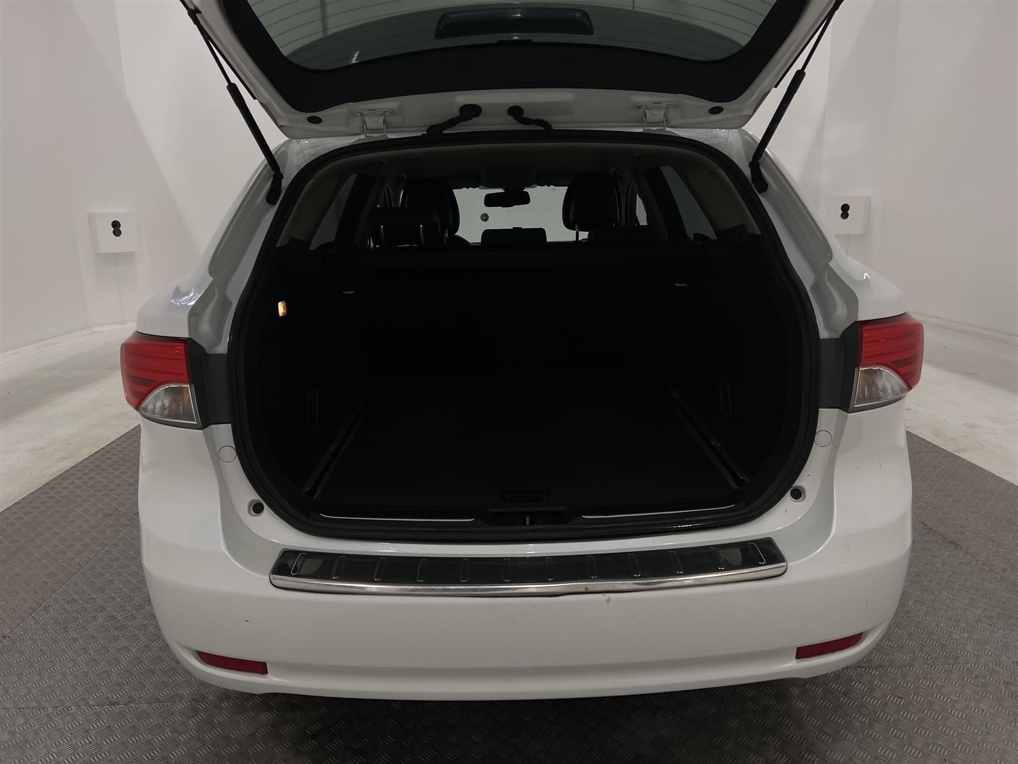 Toyota Avensis Kombi  2.0 152hk Navi B-Kamera Låg Skatt 