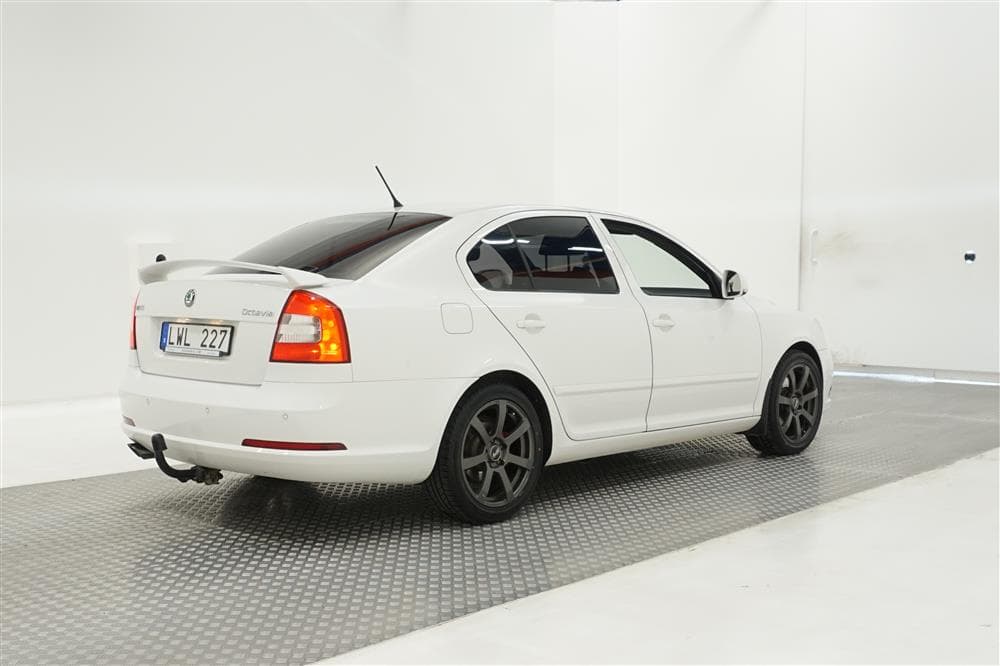 Skoda Octavia II RS 2.0 TSI 200hk Dragkrok Halvskinnexteriör