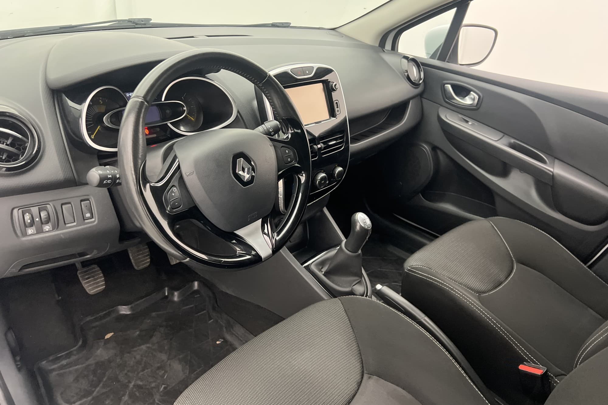 Renault Clio 1.5 dCi 90hk Motorvärmare Navi Farthållare