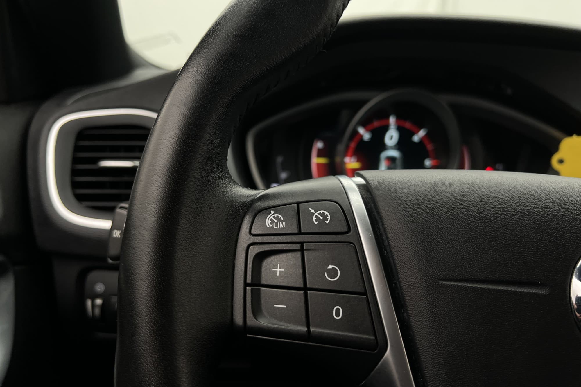 Volvo V40 D2 120hk Momentum VOC Värmare High-Performance