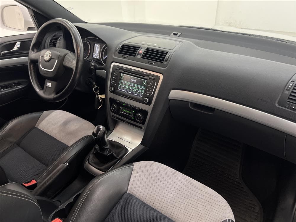 Skoda Octavia II RS 2.0 TSI 200hk Dragkrok Halvskinninteriör