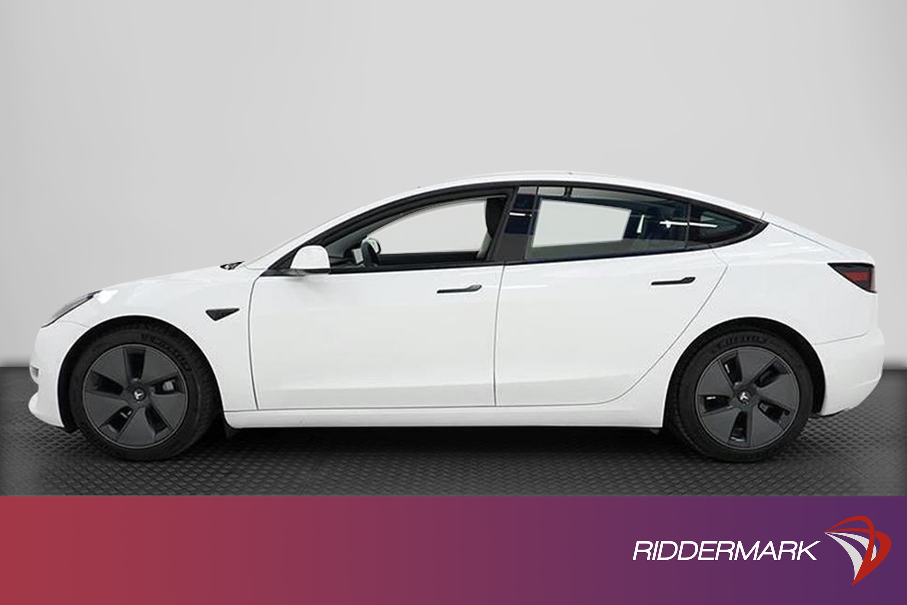 Tesla Model 3 Long Range AWD 440hk Svensksåld Premiumexteriör