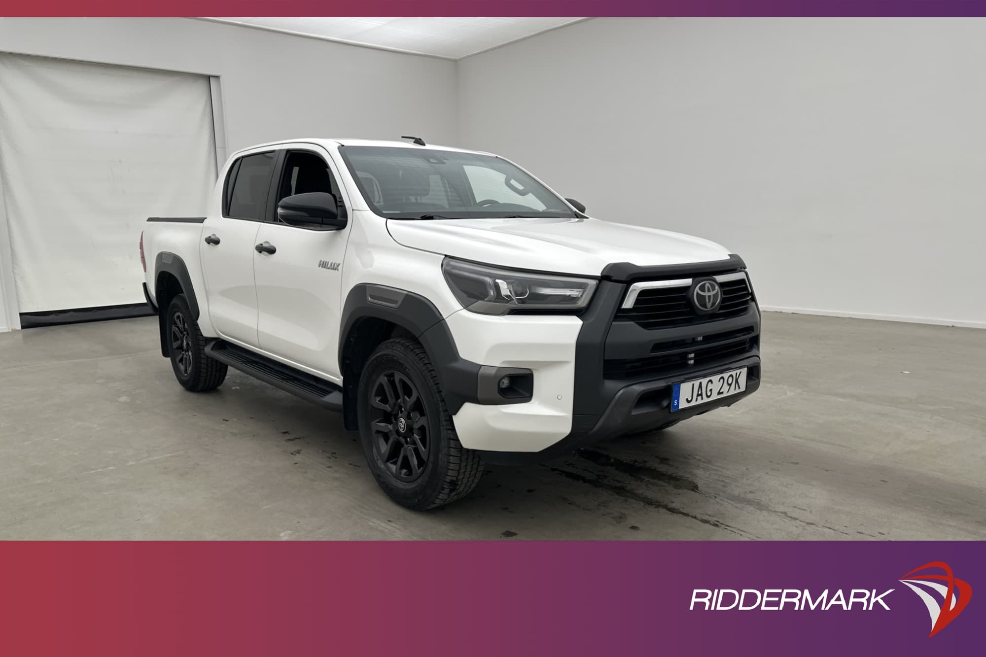 Toyota Hilux Invincible 2.8 4WD Dragkrok Diff Skinn JBL Moms