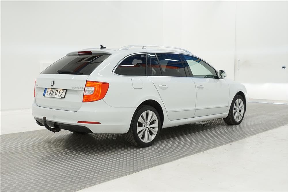 Skoda Superb 2.0 TDI 170hk Värmare Navi Drag 0,54l/milexteriör