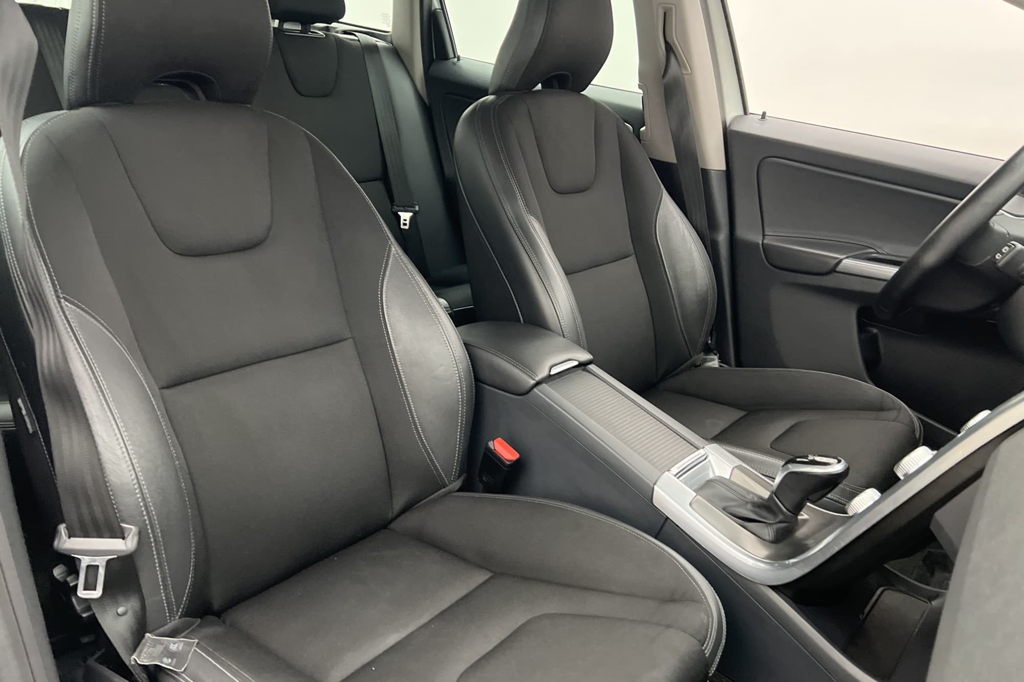 Volvo XC60 D4 AWD Momentum D-Värmare Halvskinn Sensorer Drag