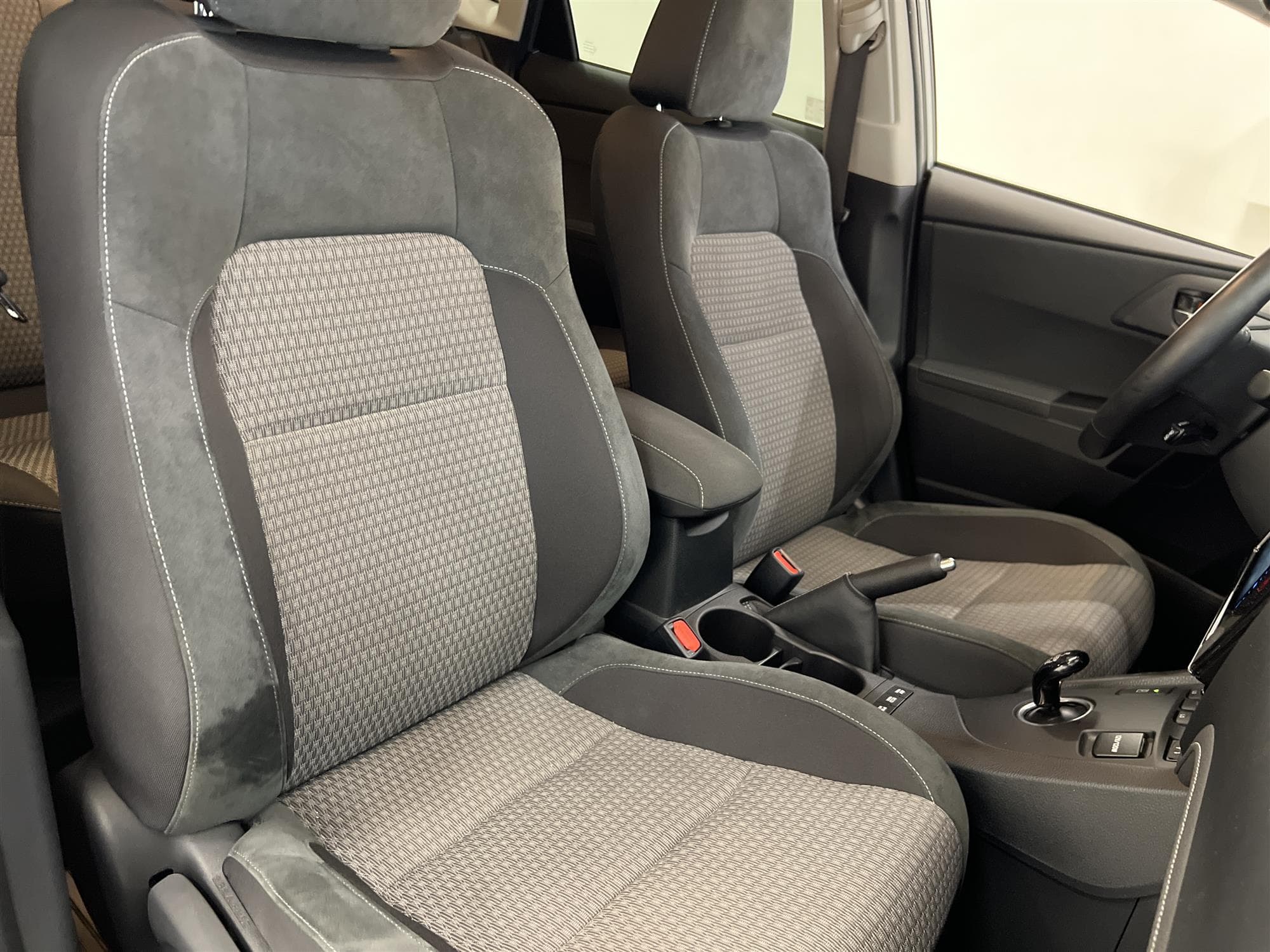 Toyota Auris Hybrid e-CVT 136hk B-Kam 360kr Skatt 0,39L/mil