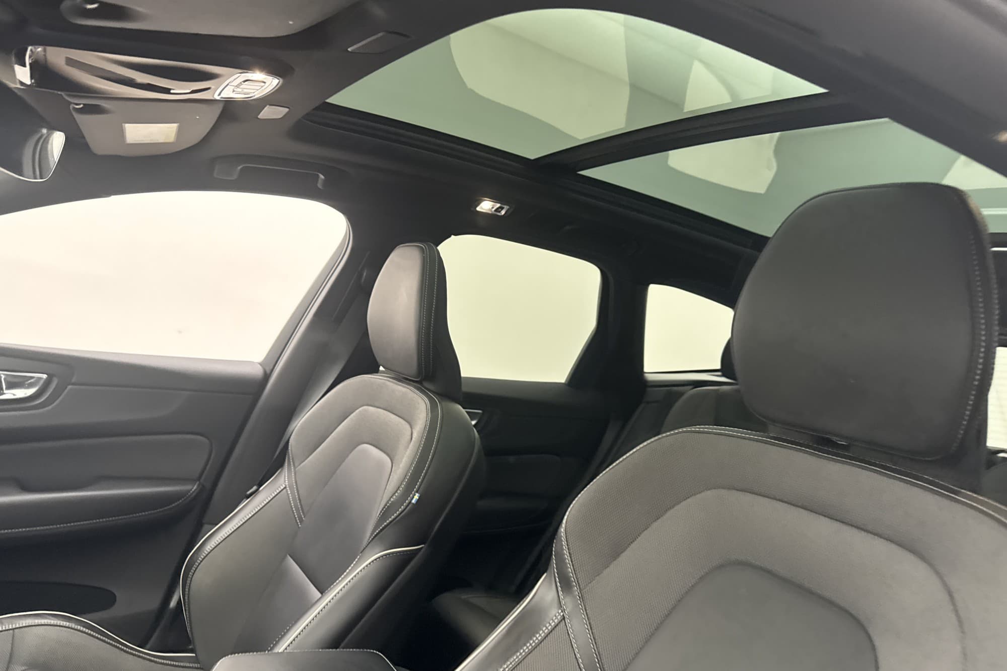 Volvo XC60 B4 AWD R-Design Luftfjäd Värmare Drag H/K VOC 360