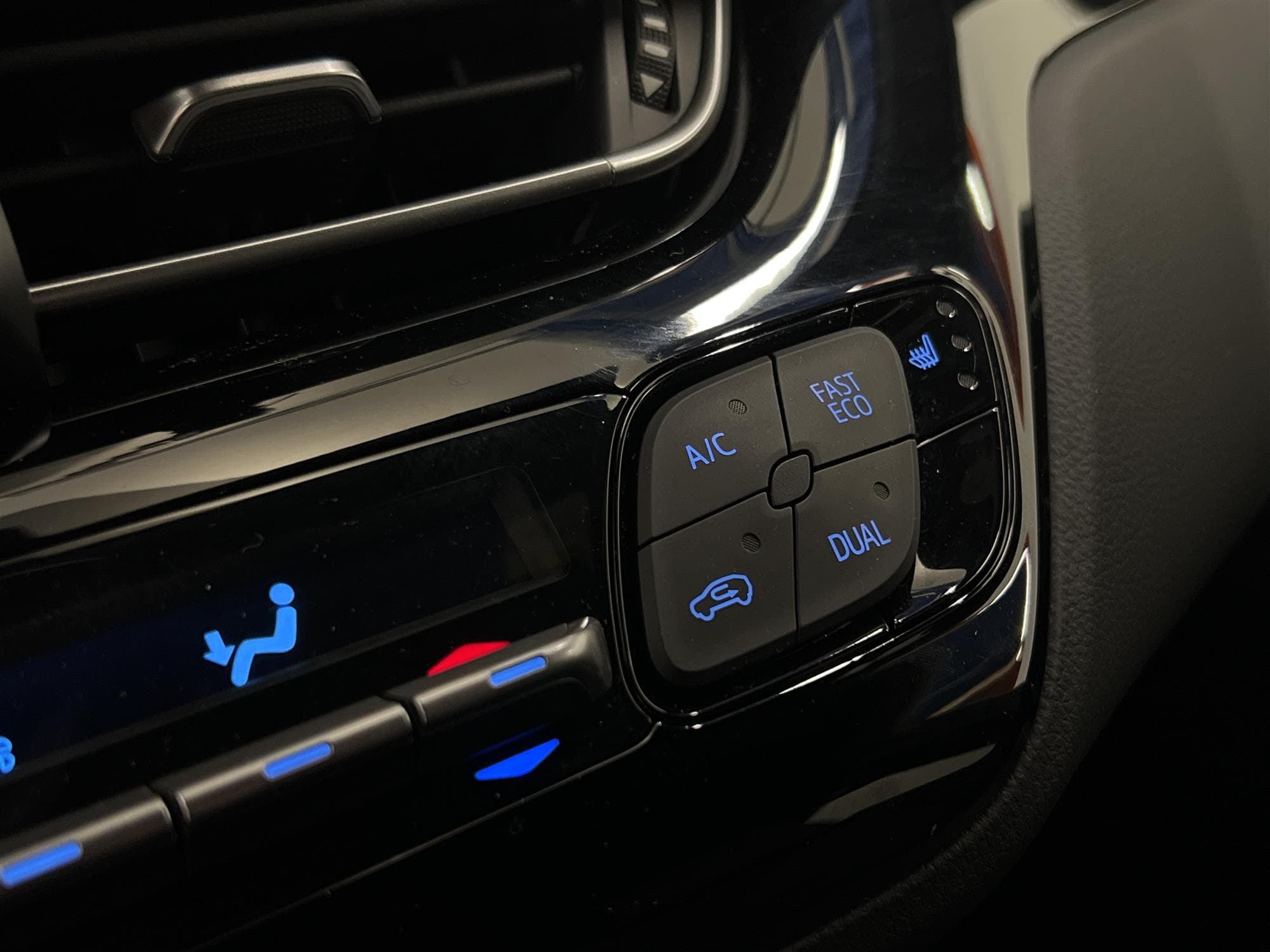 Toyota C-HR Hybrid 122hk Executive JBL Skinn B-Kam 0,38L/mil